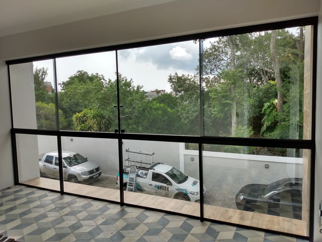 Sacada com Gradil em alumínio... - Lubox Esquadrias e Vidros