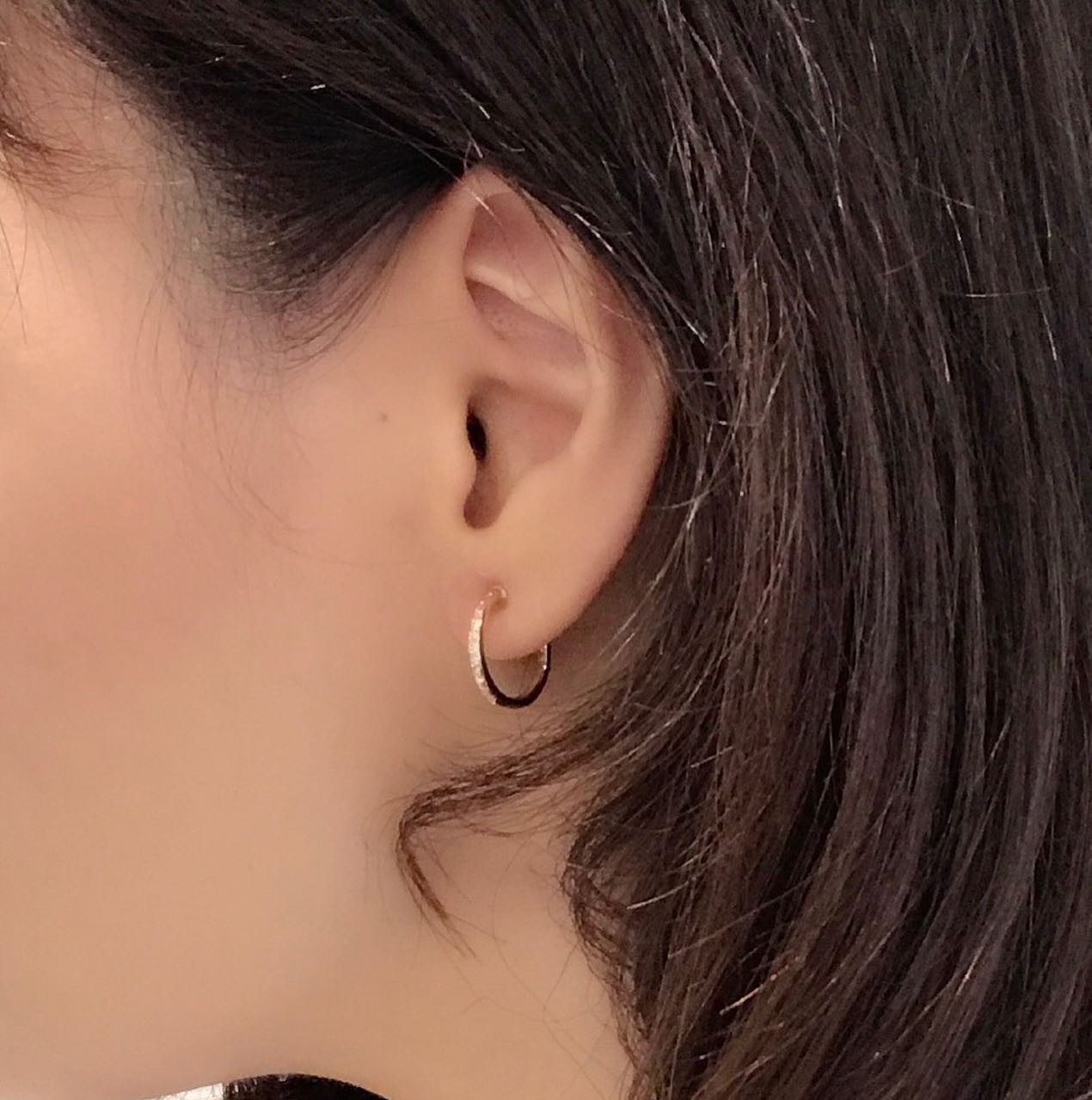男女共に人気のフープピアス?... - ex