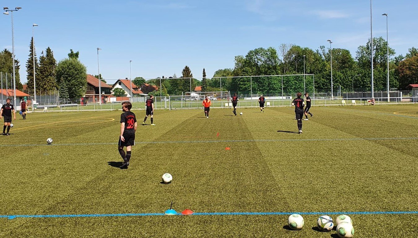 FC - Heute rollt um 18 Uhr beim SV Riedmoos wieder der Ball. Im dritten ...