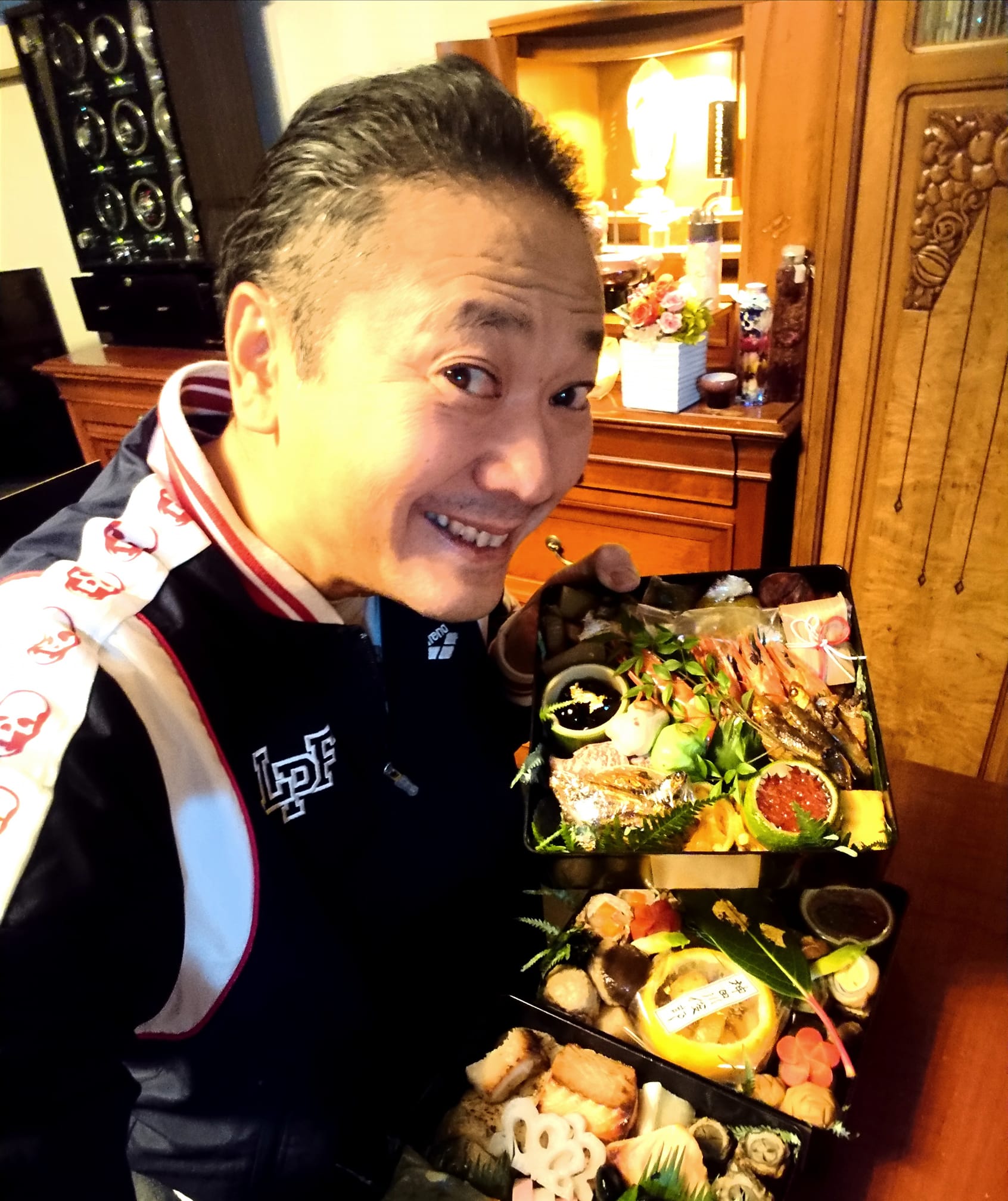大阪の神田川俊郎先生から「食べて～🎵」と元旦にお節が送られてきまし