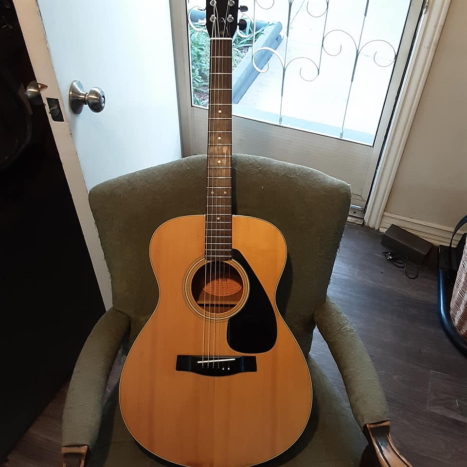 What are the details of the Yamaha FG-152B guitar?