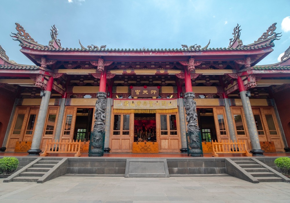 行天宮五大志業 - #行天宮三宮楹聯巡禮 關塞固東南，俎豆馨香酬帝力； 聖神備文武，春秋褒貶正人心。 【語譯】 關聖帝君的神威如同堅實堡壘 ...
