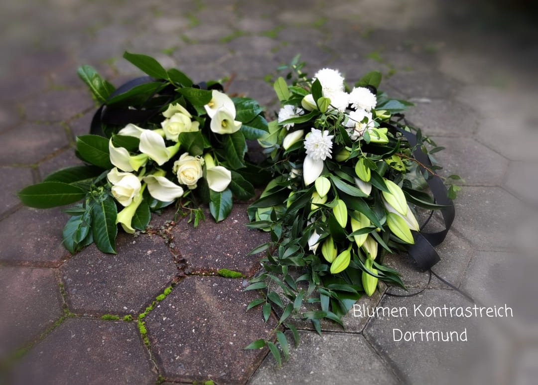Liegesträuße als kurzfristiges Trauerbouquet, so können wir Ihnen auch noch am Beerdigungstag eine blumige Beigabe ermöglichen. Auch als #lastminutebestellungen fertigen wir Ihnen Liegesträuße an In schweren Zeiten sind wir gerne für Sie