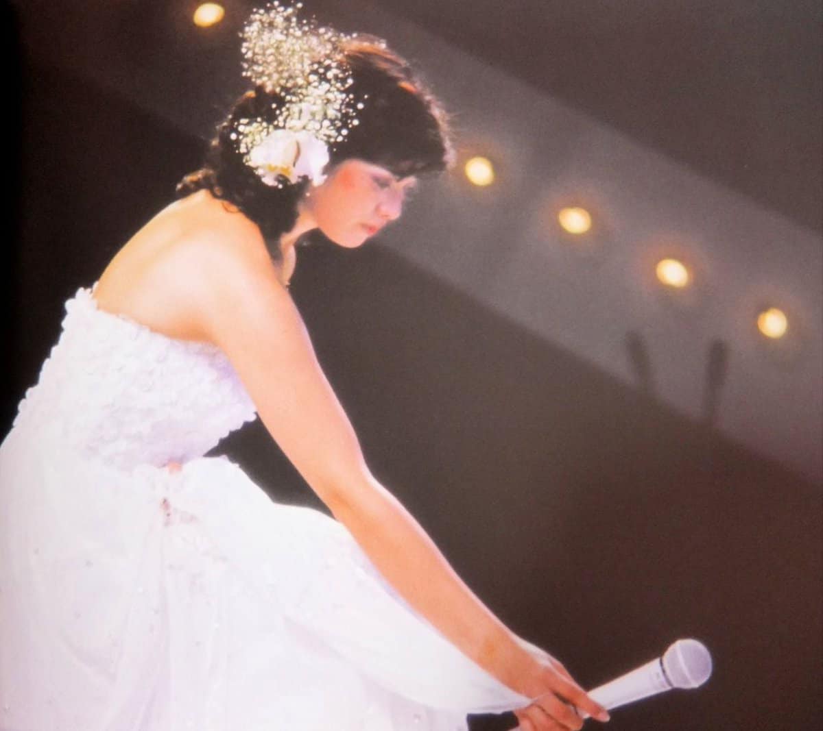 山口 百恵 マイク 置く