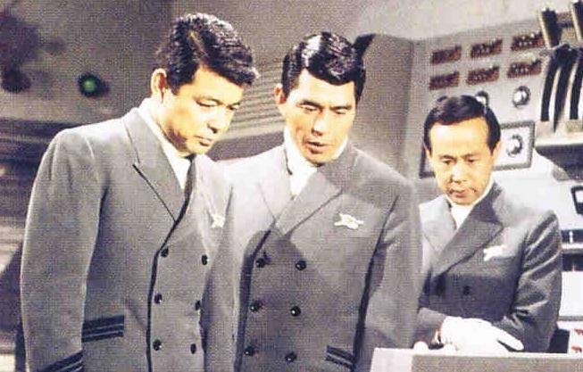 鶴田浩二 1924年12月6日生まれ 1987年6月16日没、享年62。 静岡県出身