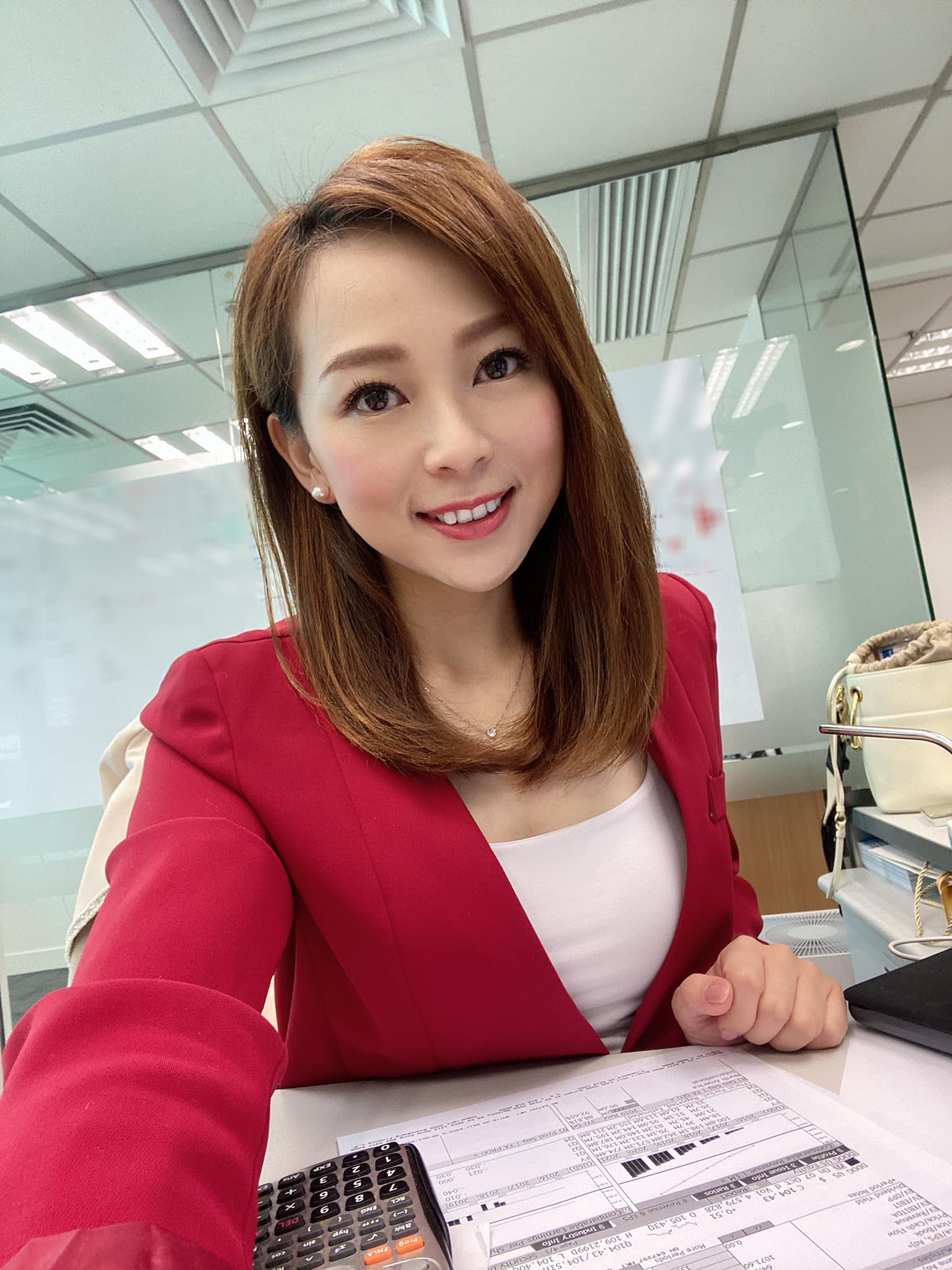 Vicky Li 李穎琳 - 🎥每次我著西裝褸，同事就會話「你個anchor look又返左黎」🤭🤣... | Facebook