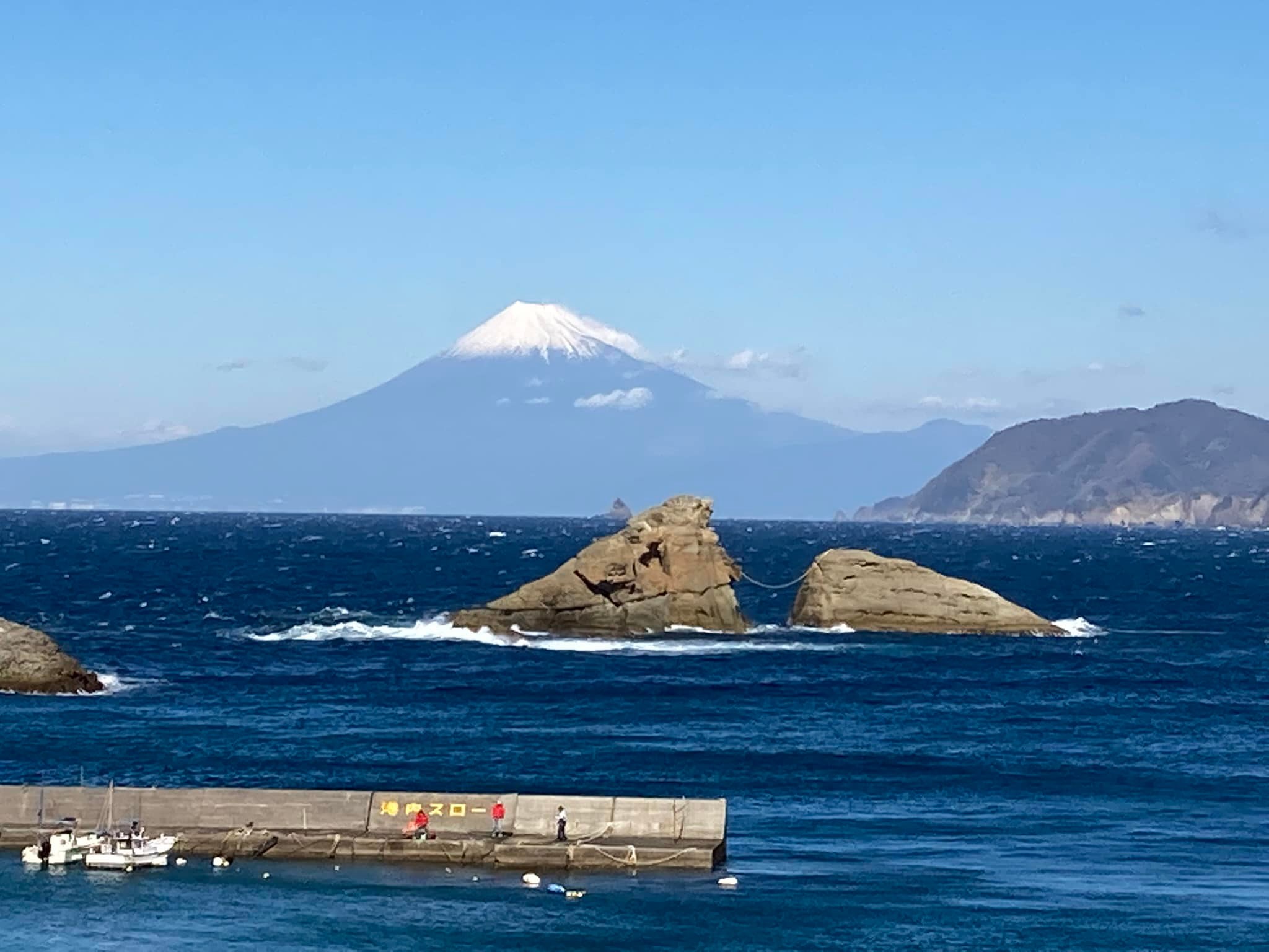 O Monte Fuji, conhecido em japonês como 富士山 (Fuji-san), é a