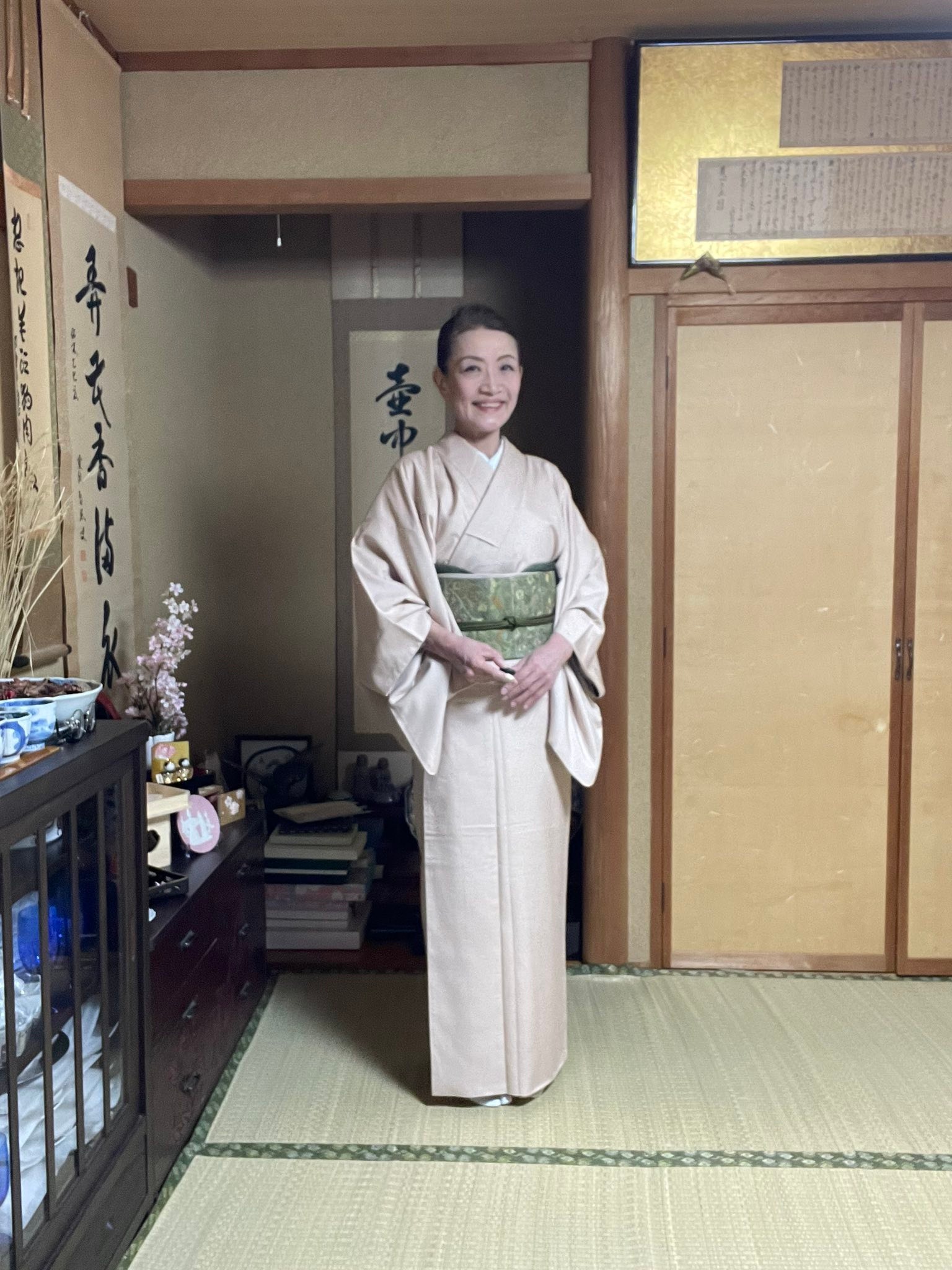 本日の着付け教室は 私には珍しく薄紅色の結城紬 合わせた帯は モス 