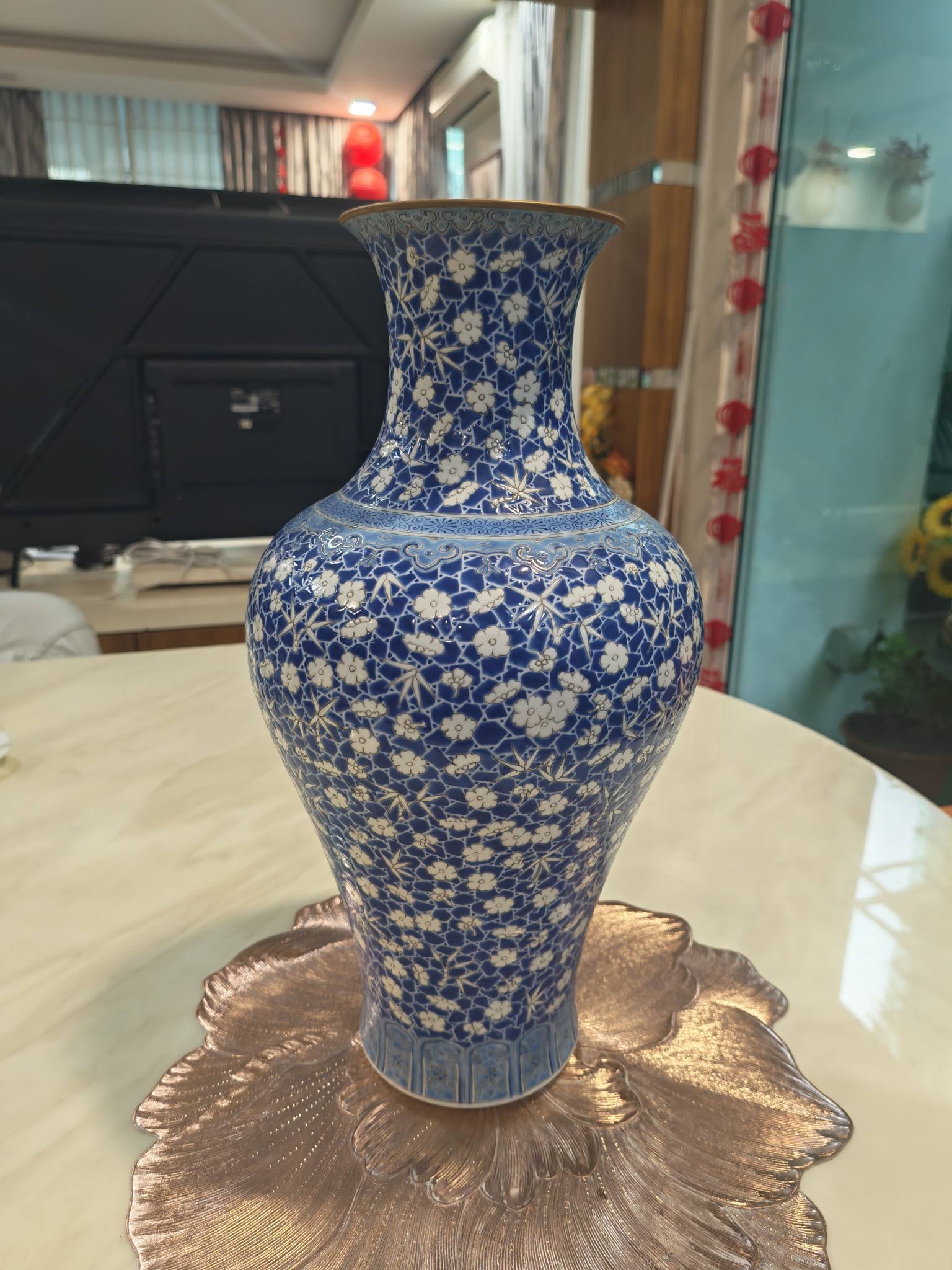 这是一个非常精美的青花冰梅纹瓶。其纹饰和造型具有鲜明的中国传统瓷器