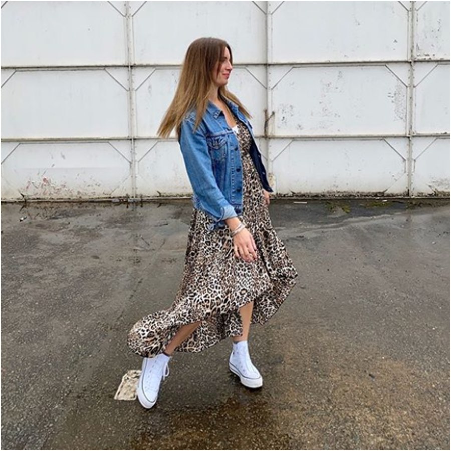 animal print dress with denim jacket Whether the British Summer brings rain or sunshine, you can't go wrong 😍 https://bit.ly/3jmKUma The lovely @busymamastyle is wearing our statement leopard midi with casual white trainers and denim outfits with our Color:Light green leopard dress outfit ideas Adjustable Waist Tie Black and White Maxi