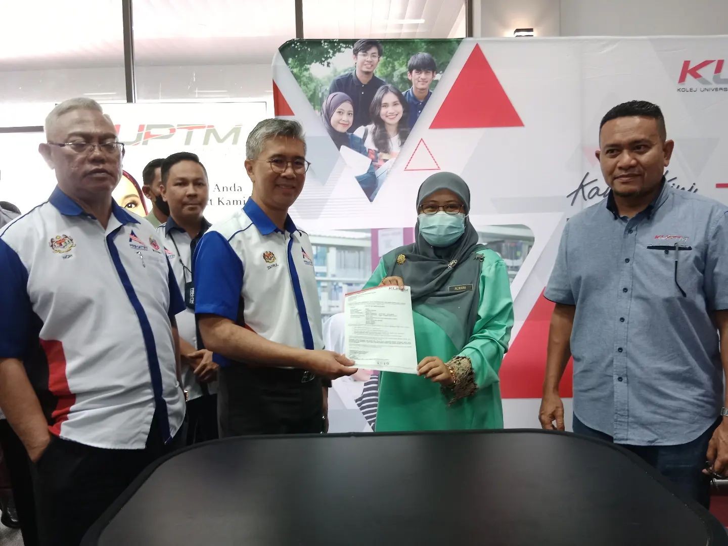 Simbolik Penyerahan... - Universiti Poly-Tech Malaysia - UPTM | Facebook