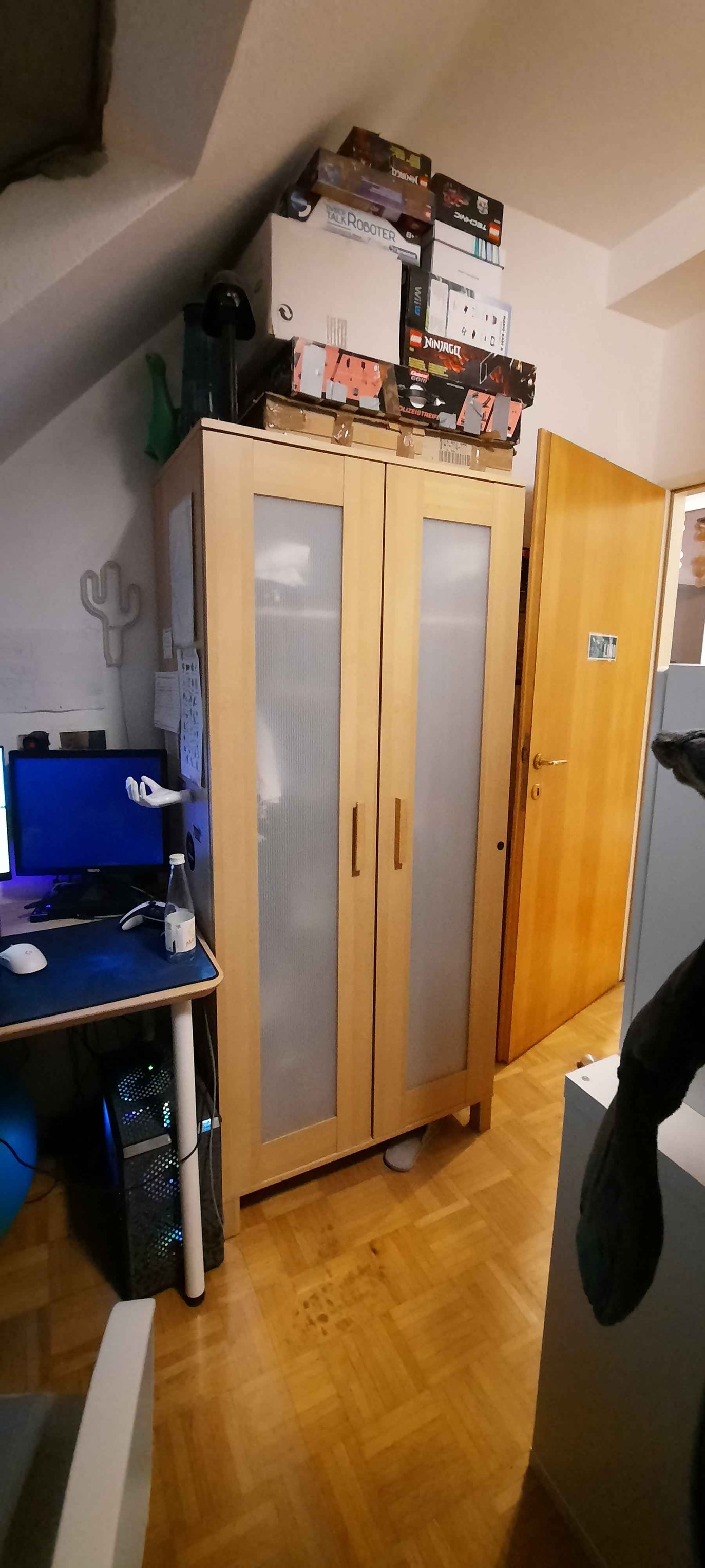 Kleiderschrank (altes Ikea-Modell). Innen mit Regalbrett oben und darunter Kleiderstange. Bereits zerlegt. An manchen Stellen Beschichtung durch Aufkleber abgegangen