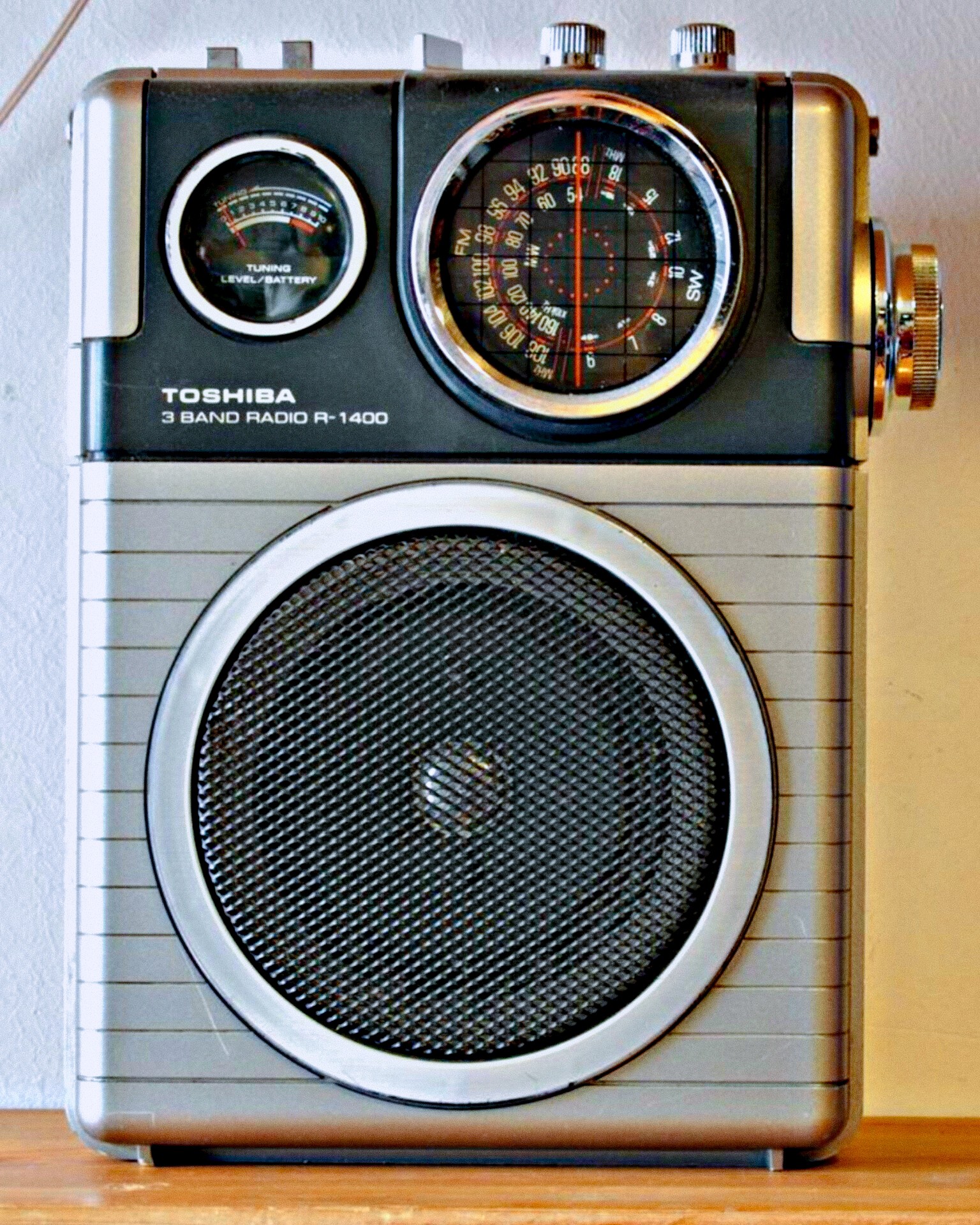 Toshiba R-1400 3-band portable radio - 1970s