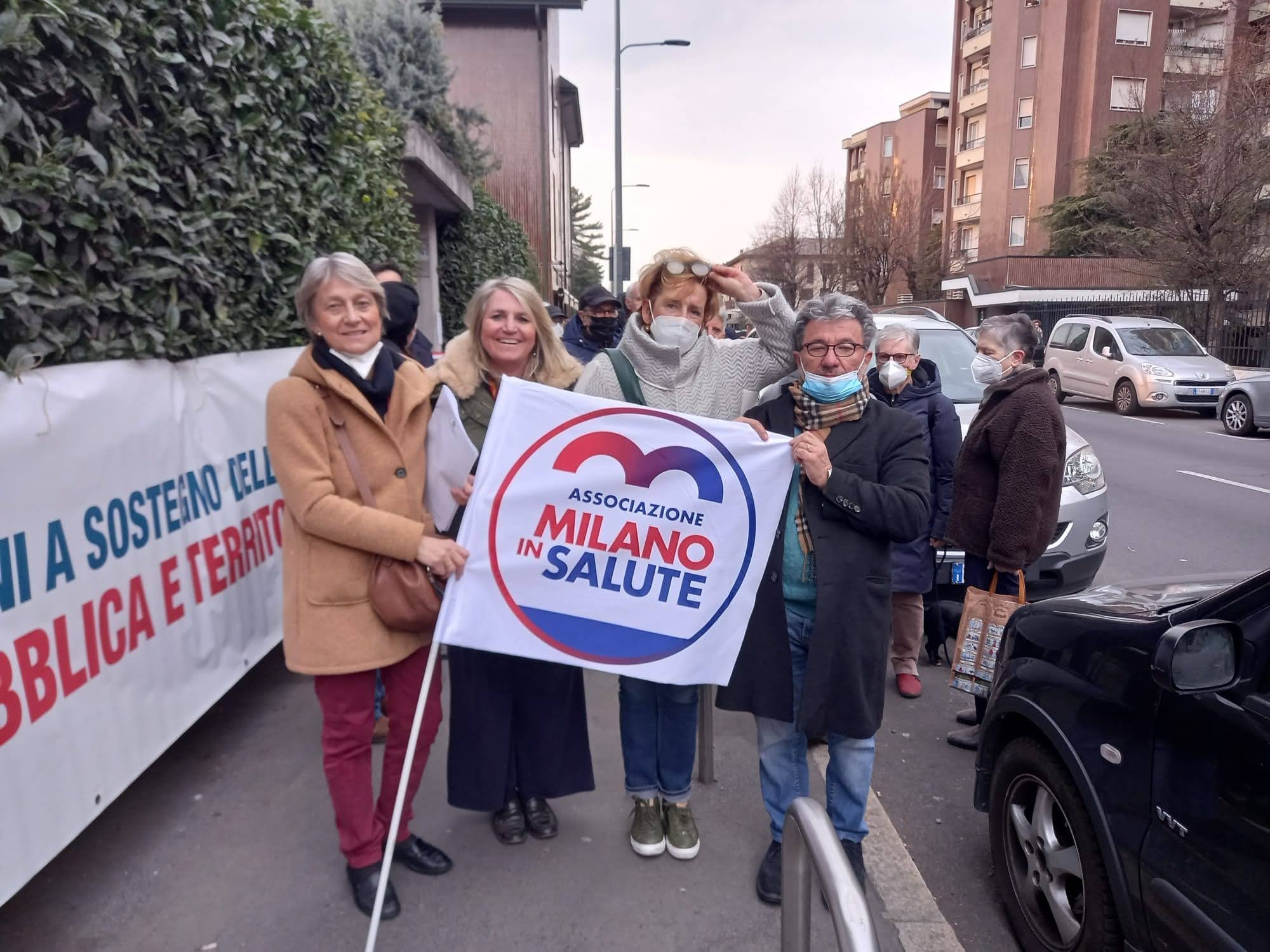 Mini cavallo rifiutato dalla madre vive con tre fratellini come animale