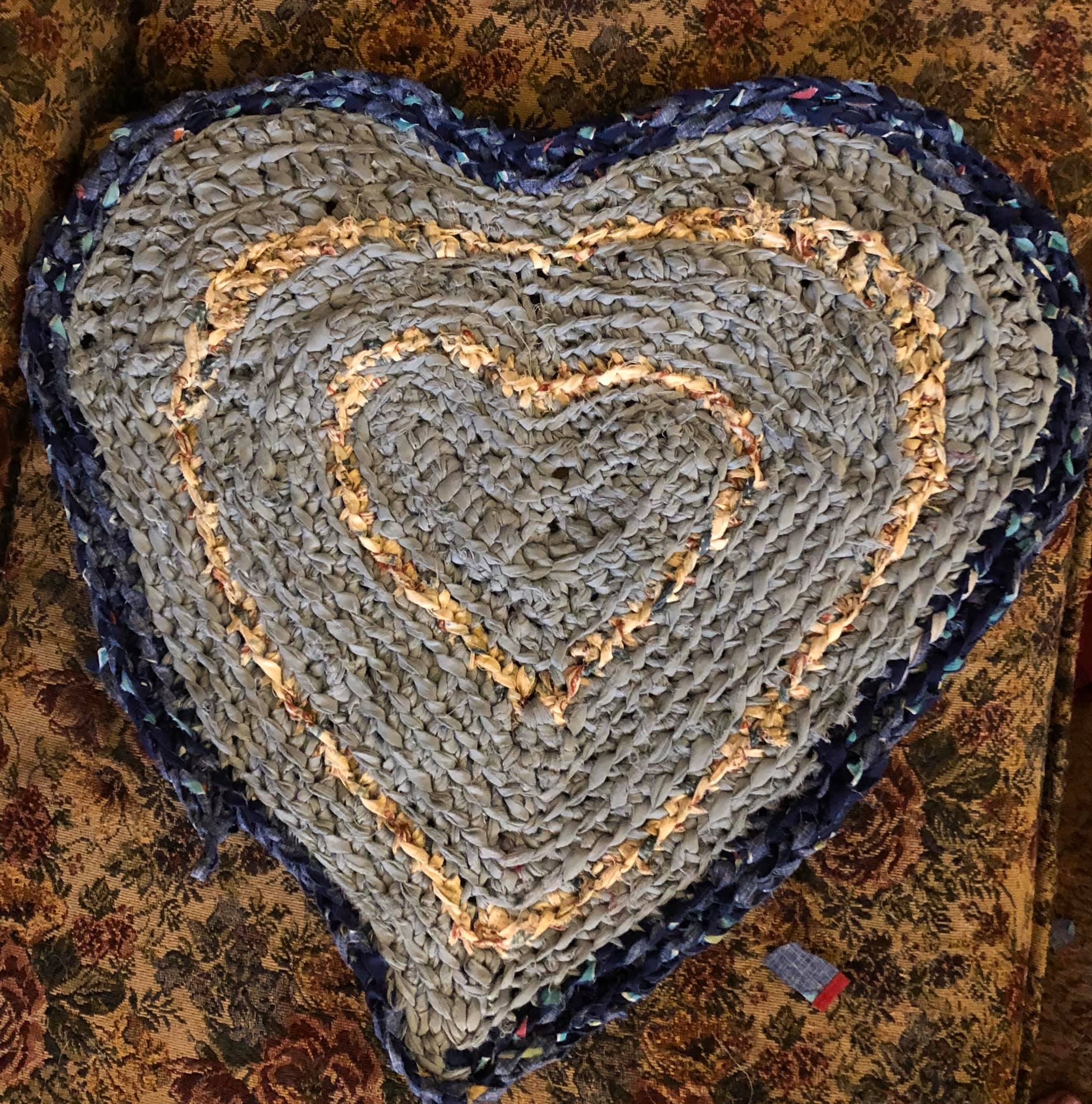 Making a heart rag rug without a pattern