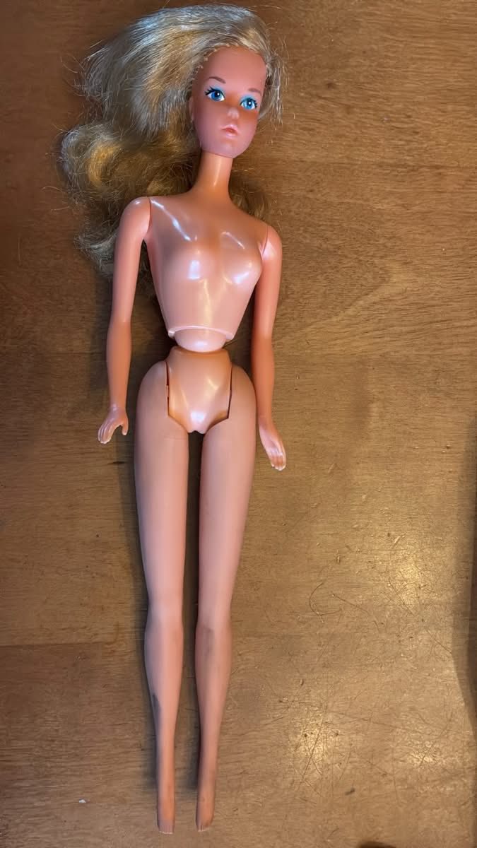 What is this 1974 free-moving Barbie doll?