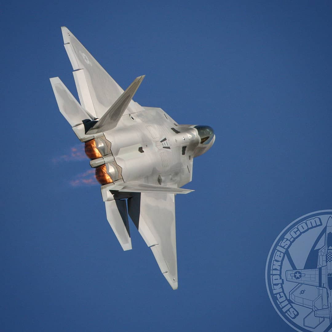 Slickpixels.com - "Exit Stage Right" A look from behind the F-22 Raptor ...