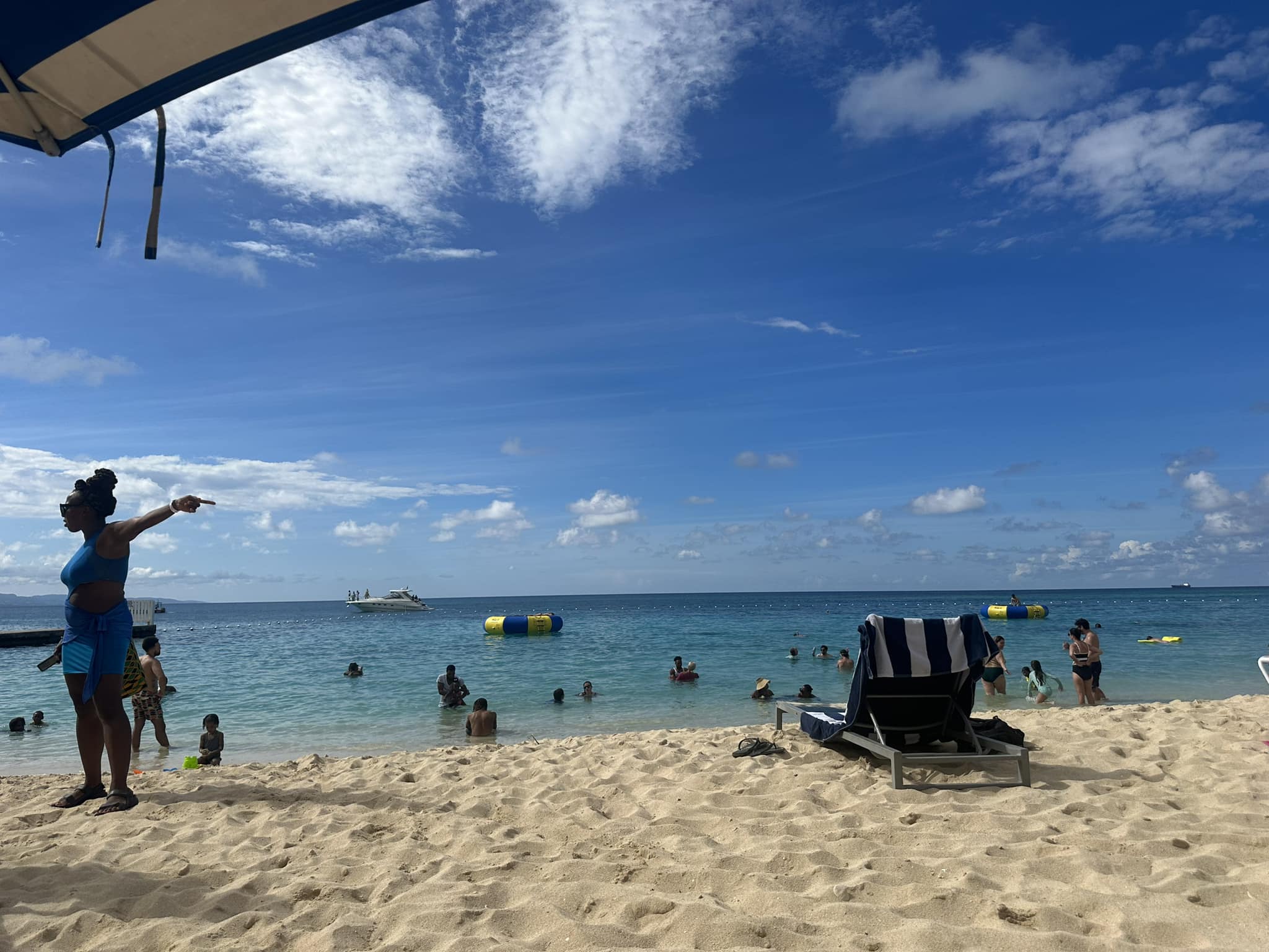 Where to access beaches in Negril with fresh lobster dining options?