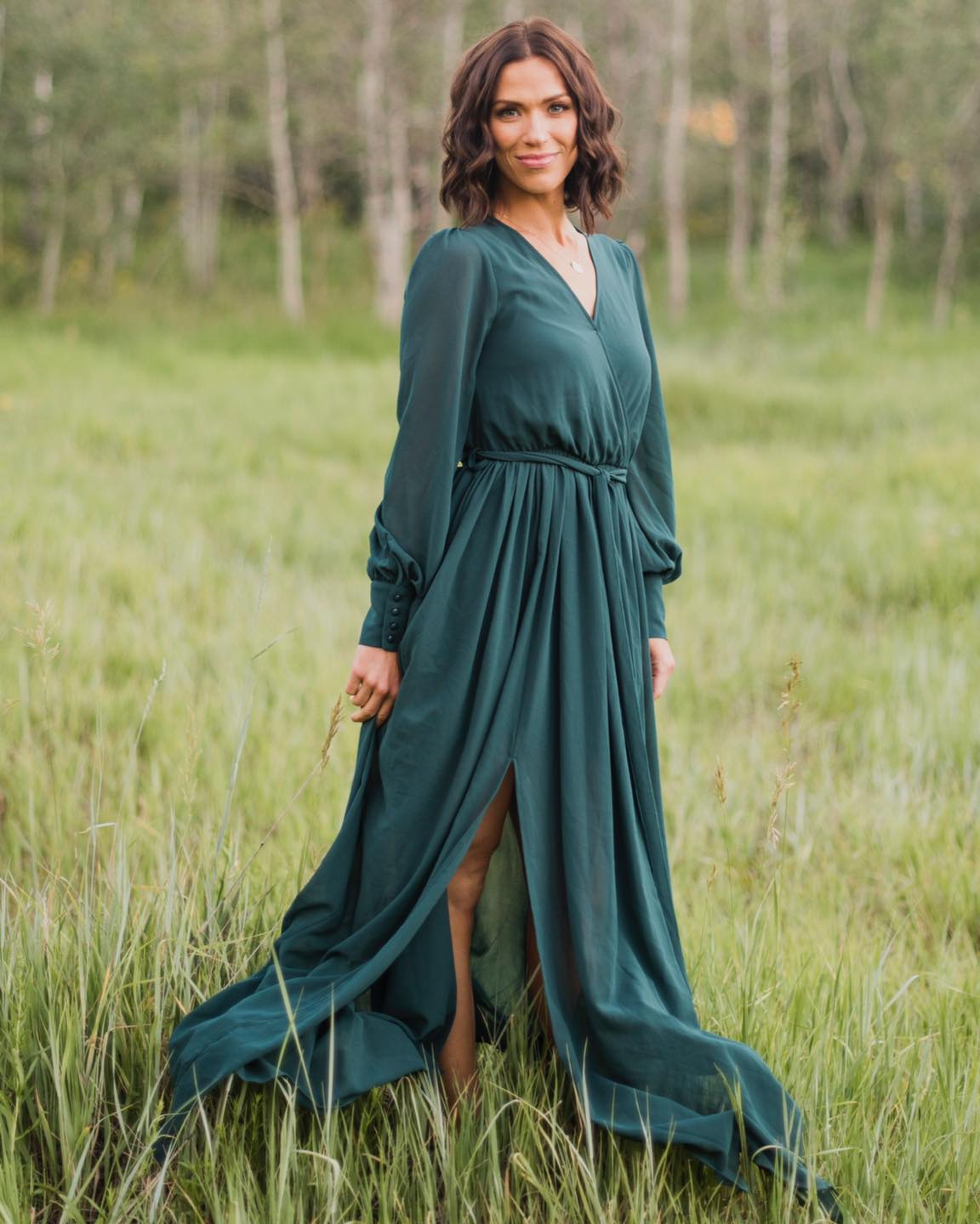 You asked for it, and it's FINALLY here!🙌 The Celine in Emerald is one of our top requested styles EVER, and it's not hard to see why! With stunning, flowy fabric in