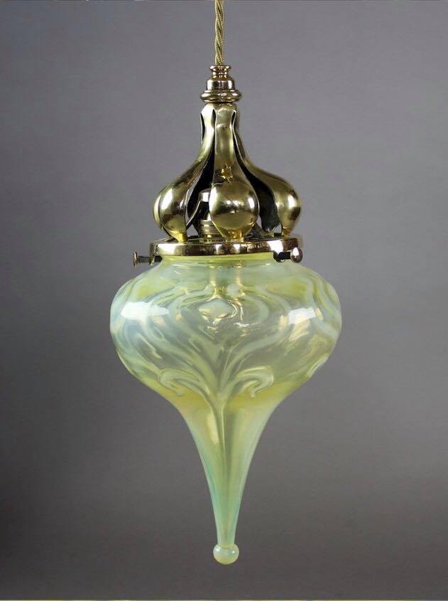 ヴァセリンガラス　【John Walsh】　ランプシェード　イギリスアンティーク John Walsh Vaseline opalescent lampshades from England