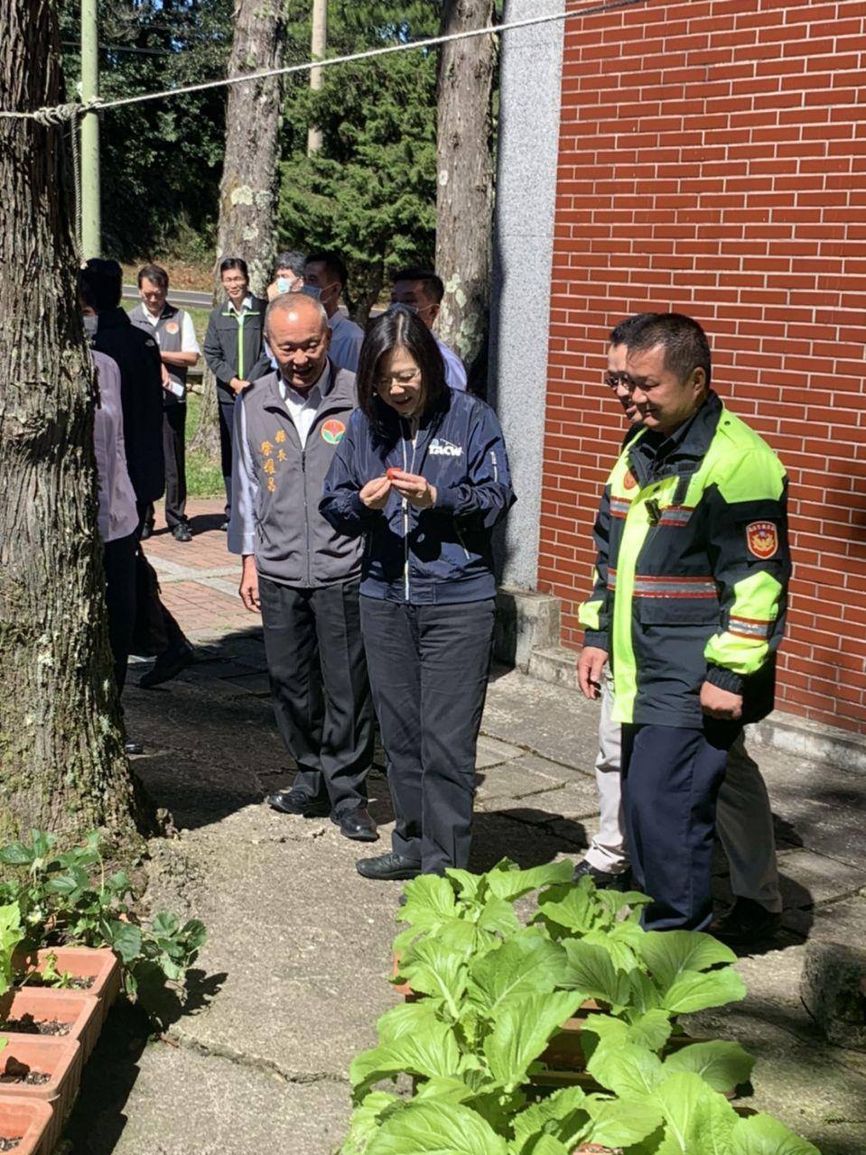 苗栗縣警察局粉絲團 蔡英文總統昨日於視察樂山雷達站時 順路至本局觀霧派出所慰問堅守崗位的員警同仁 Facebook