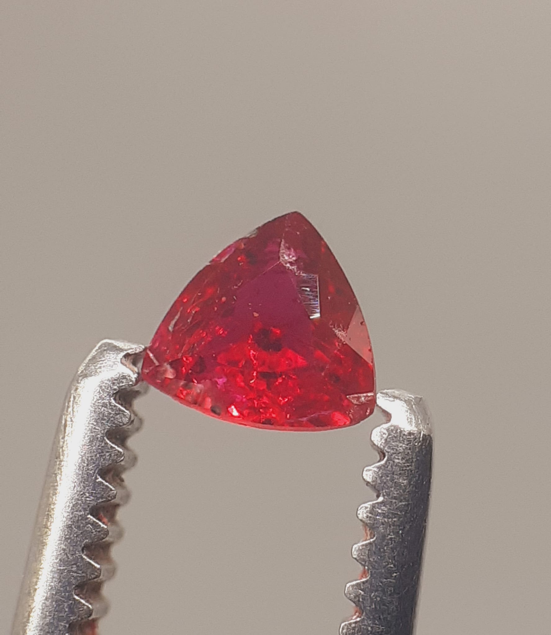 Rubis Naturel De Madagascar - 6,80 Carats - Pierre Ovale Non Montée - Qualité Exceptionnelle