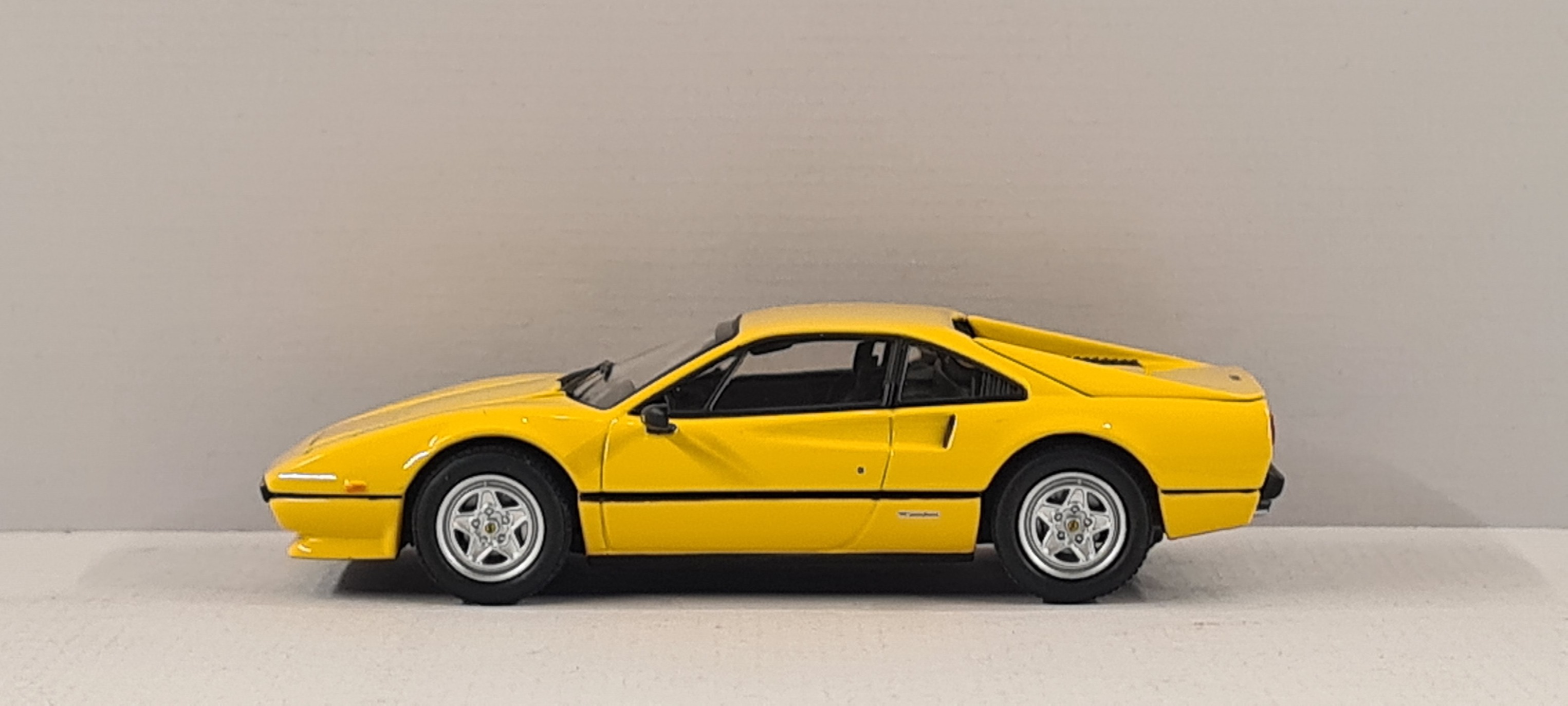 京商1/18 フェラーリ308GTB 1975 パリ・サロン・デビューバージョン 京