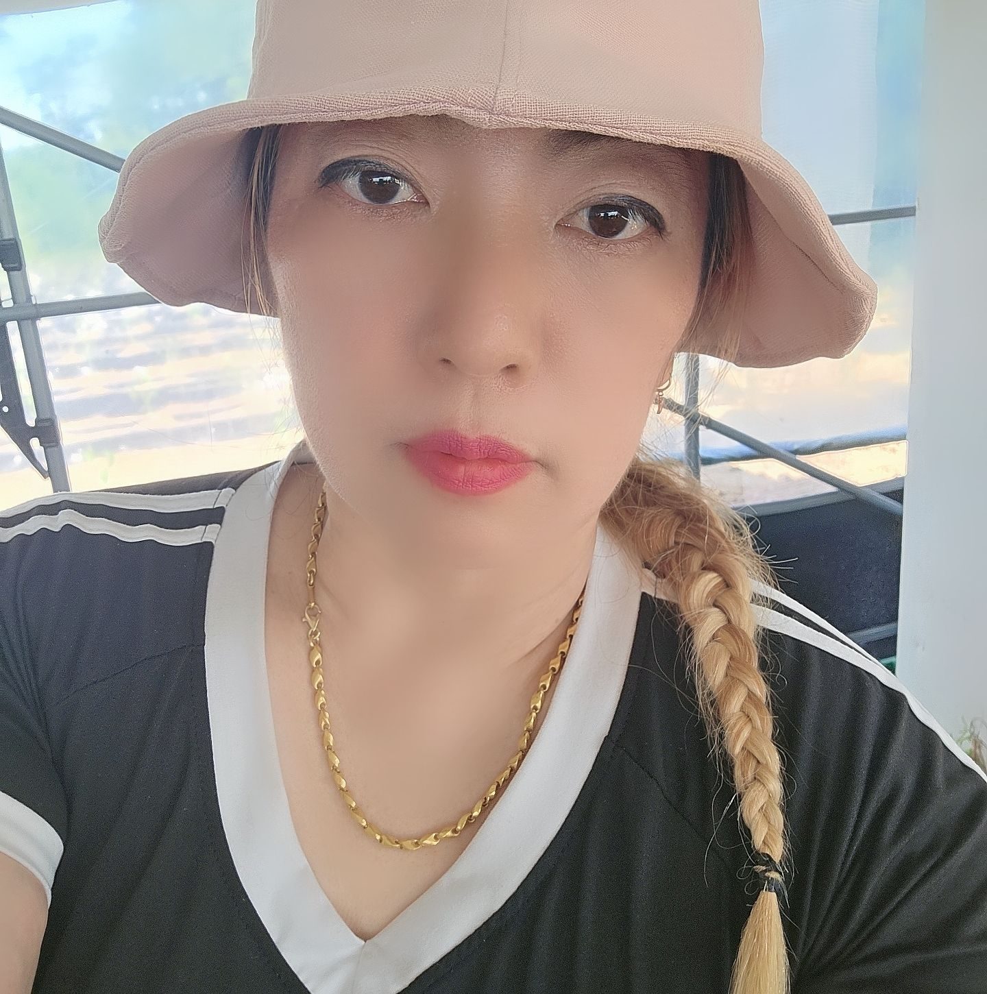 비가와서 뜨겁진않네. 마지막 순정리라 공간이 협소해서 신경바짝쓰고 한발 한발 내딛어 공간확보후 순을 따낸다. 빗소리들으며 바람 ...