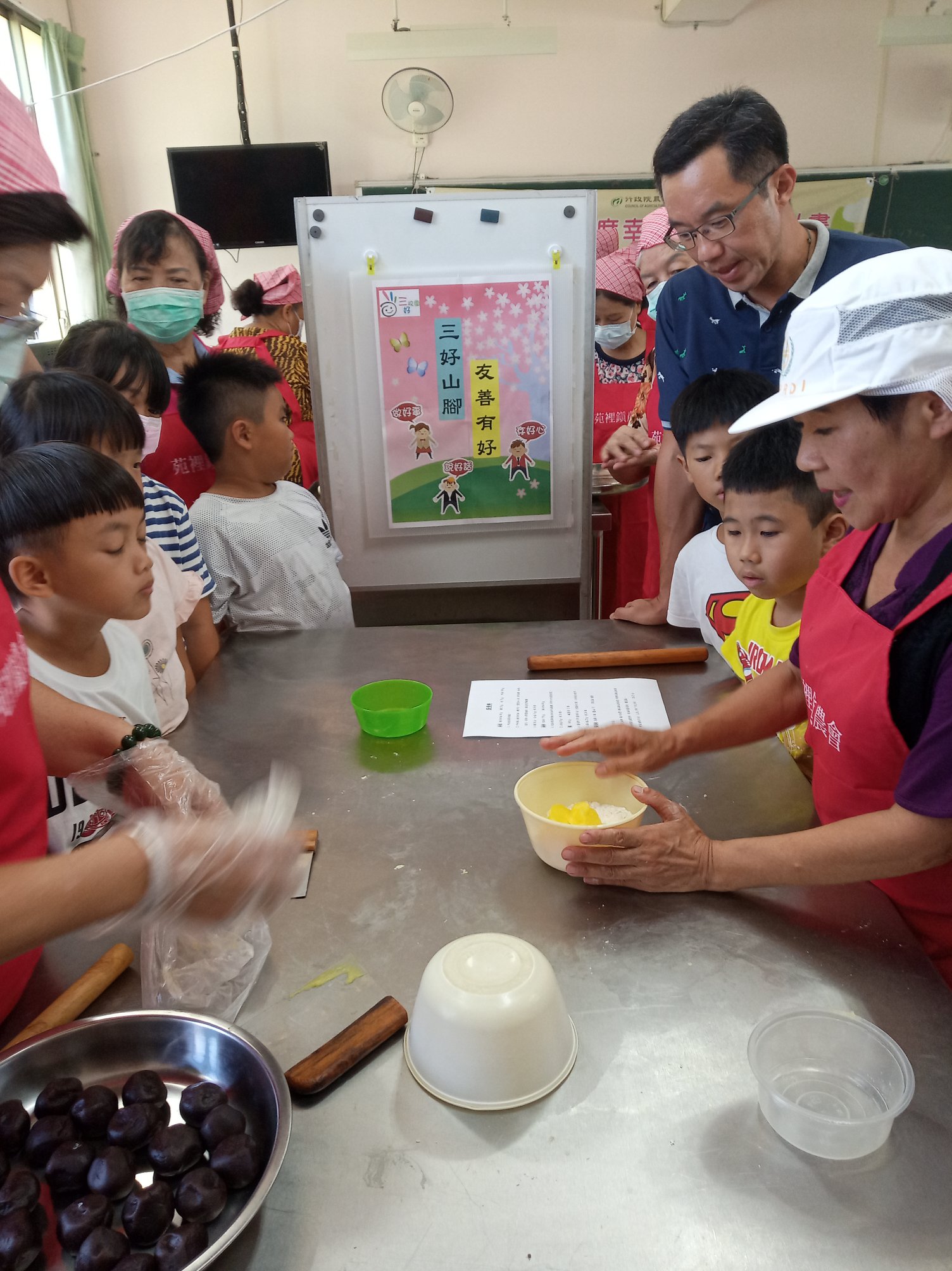 苗栗縣樂齡學習示範中心 - 【1090924山腳樂齡誌】 #幸福學院祖孫共學 #中秋佳節人團圓之一顆月餅結善緣... | Facebook