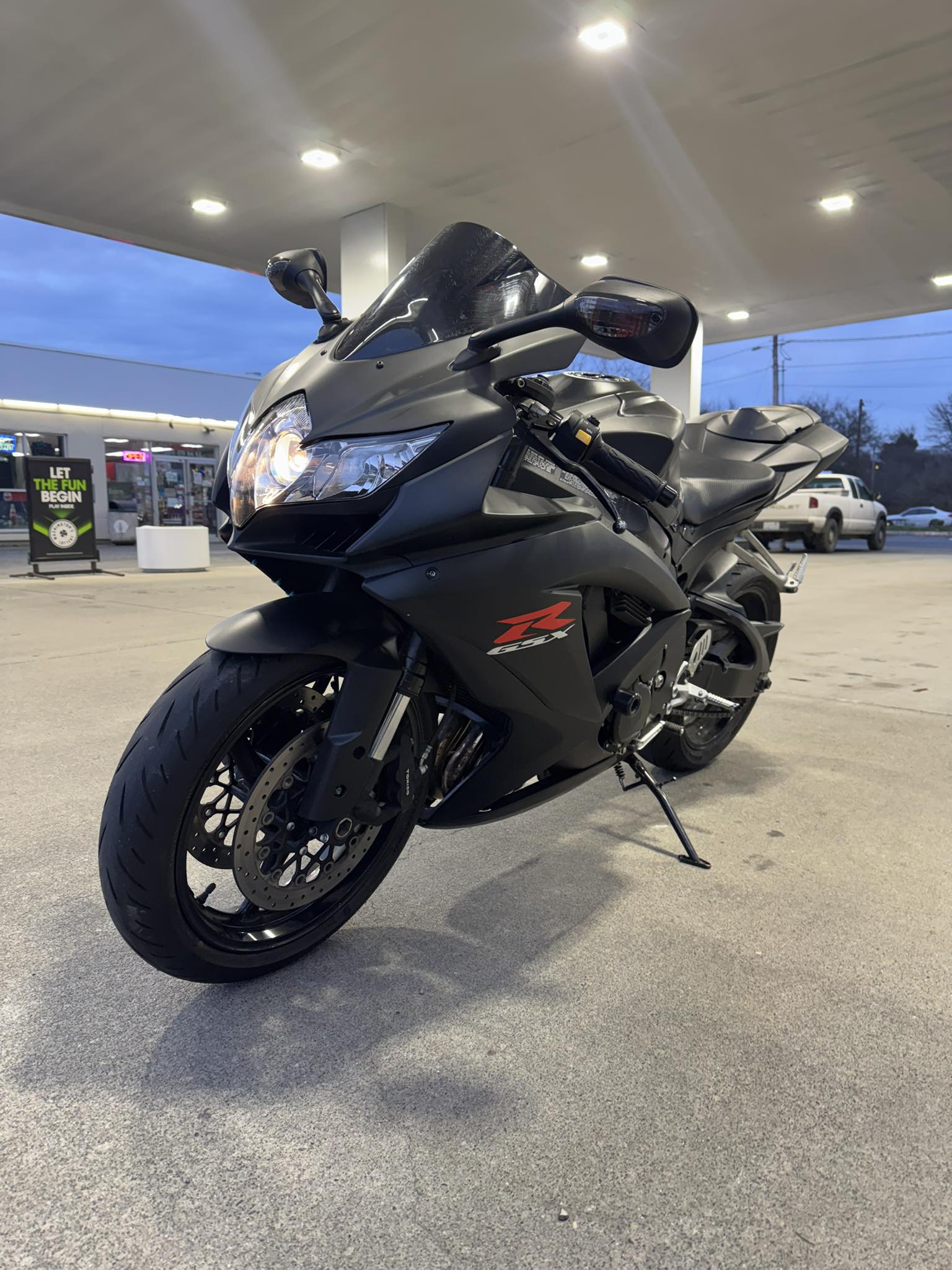 GSXR 600/750 FUEL TANK!!! FITS 2019-CURRENT LAST 2 PICS SHOWS THE
