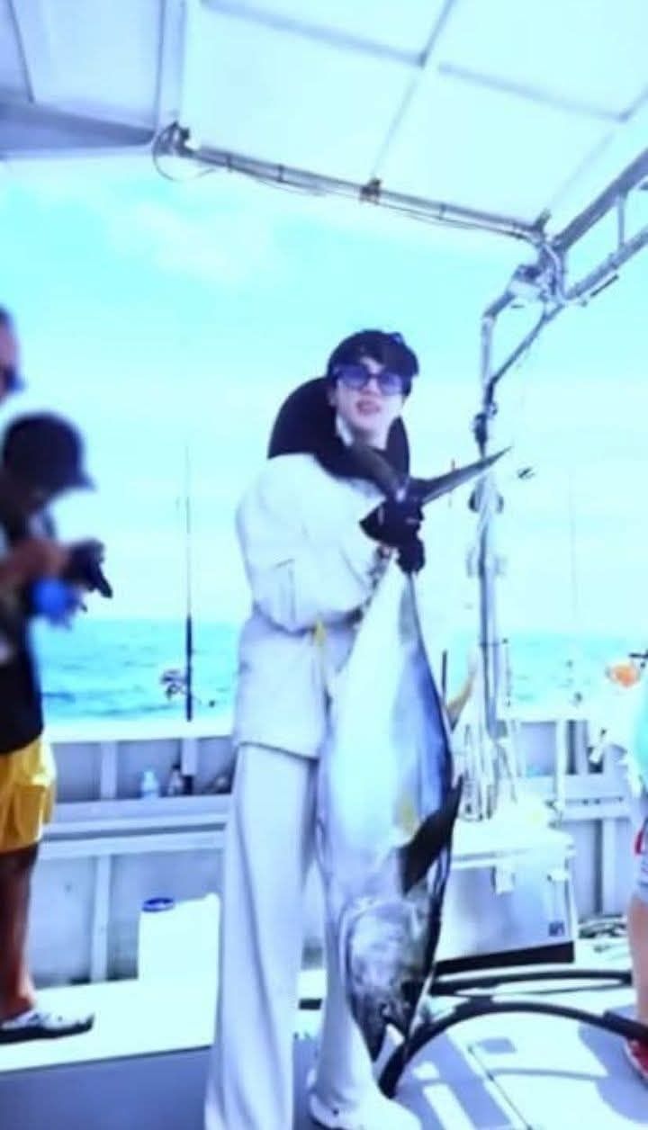 BTS Super Tuna フィッシングベスト jin JIN caught a 30KG tuna a day before the Osaka concert! 😲🎣 🐹 I