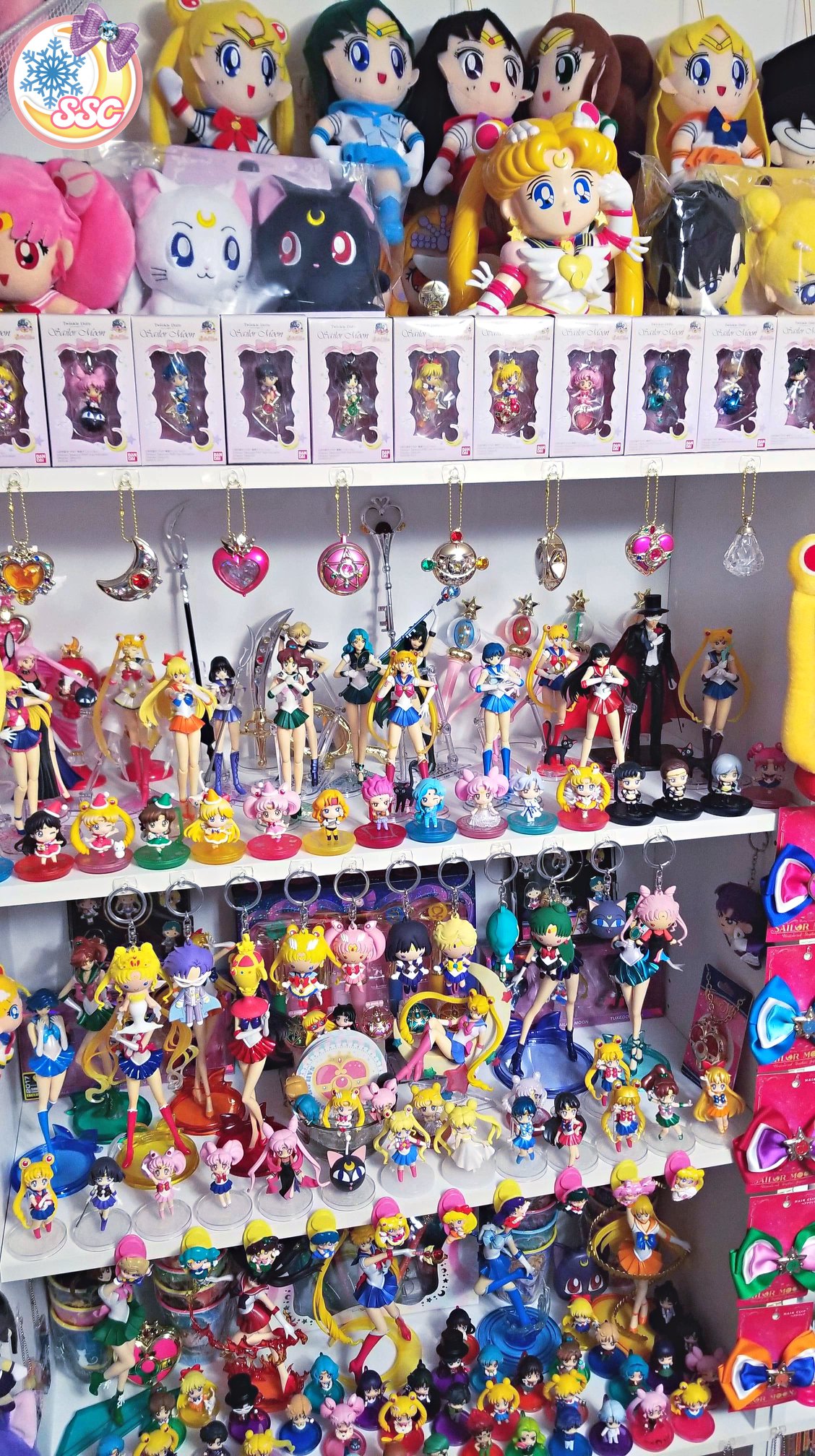 当時物 ムーンシャイナー 81冊 40000円以上 A collective guide for HGIF Sailormoon World Figures by Bandai.