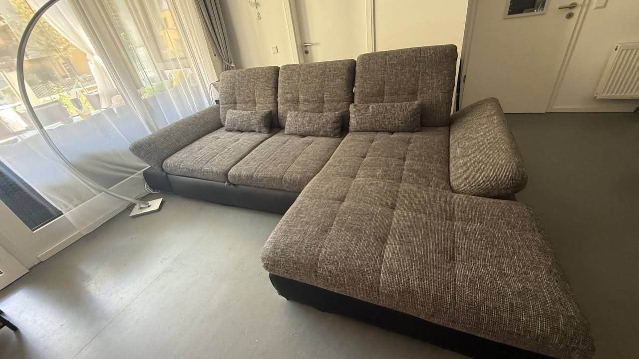 Verkaufe ein großes und gemütliches Ecksofa mit viel Platz. Das Sofa ist ausziehbar und bietet eine großzügige Liegefläche. Zusätzlich gibt es einen großen Bettkasten mit viel Stauraum. Die Rückenlehnen und Armlehnen sind