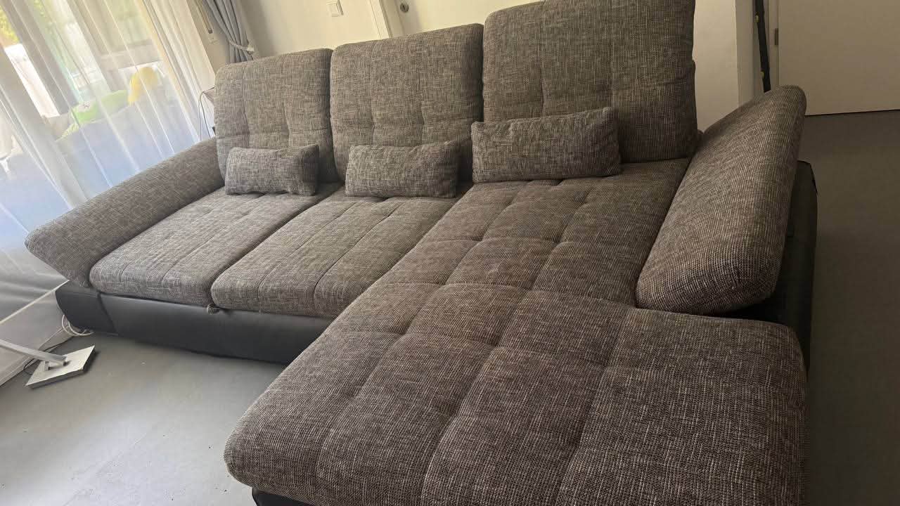 Verkaufe ein großes und gemütliches Ecksofa mit viel Platz. Das Sofa ist ausziehbar und bietet eine großzügige Liegefläche. Zusätzlich gibt es einen großen Bettkasten mit viel Stauraum. Die Rückenlehnen und Armlehnen sind