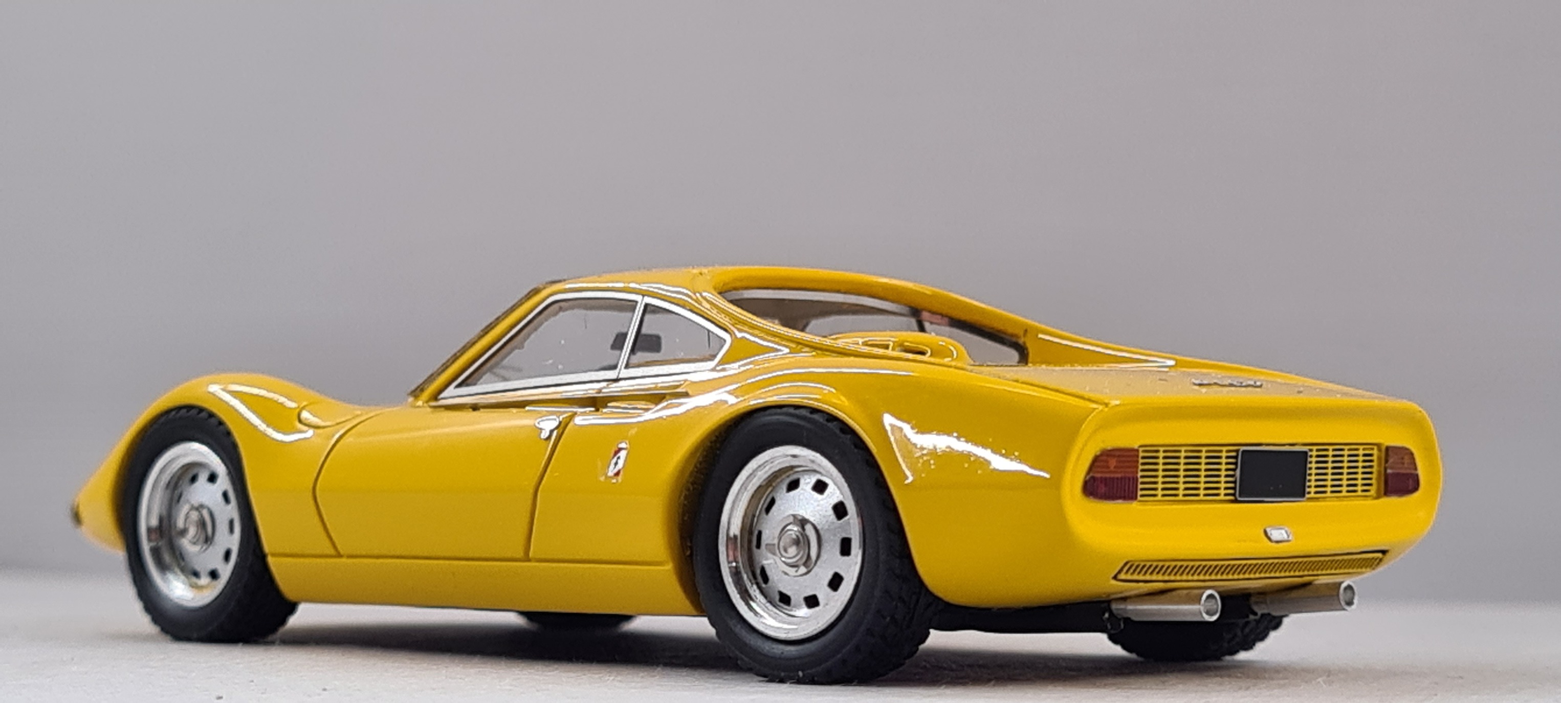 P R E O R D E R N O W Fiat Dino Coupé 2000 1967 in 1.18 scale
