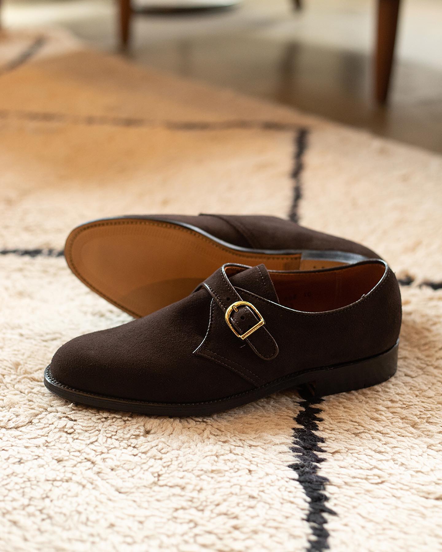 Alden - 953 Mocha Kid Suede Monk Strap. 포인트가 되는 금색 버클과
