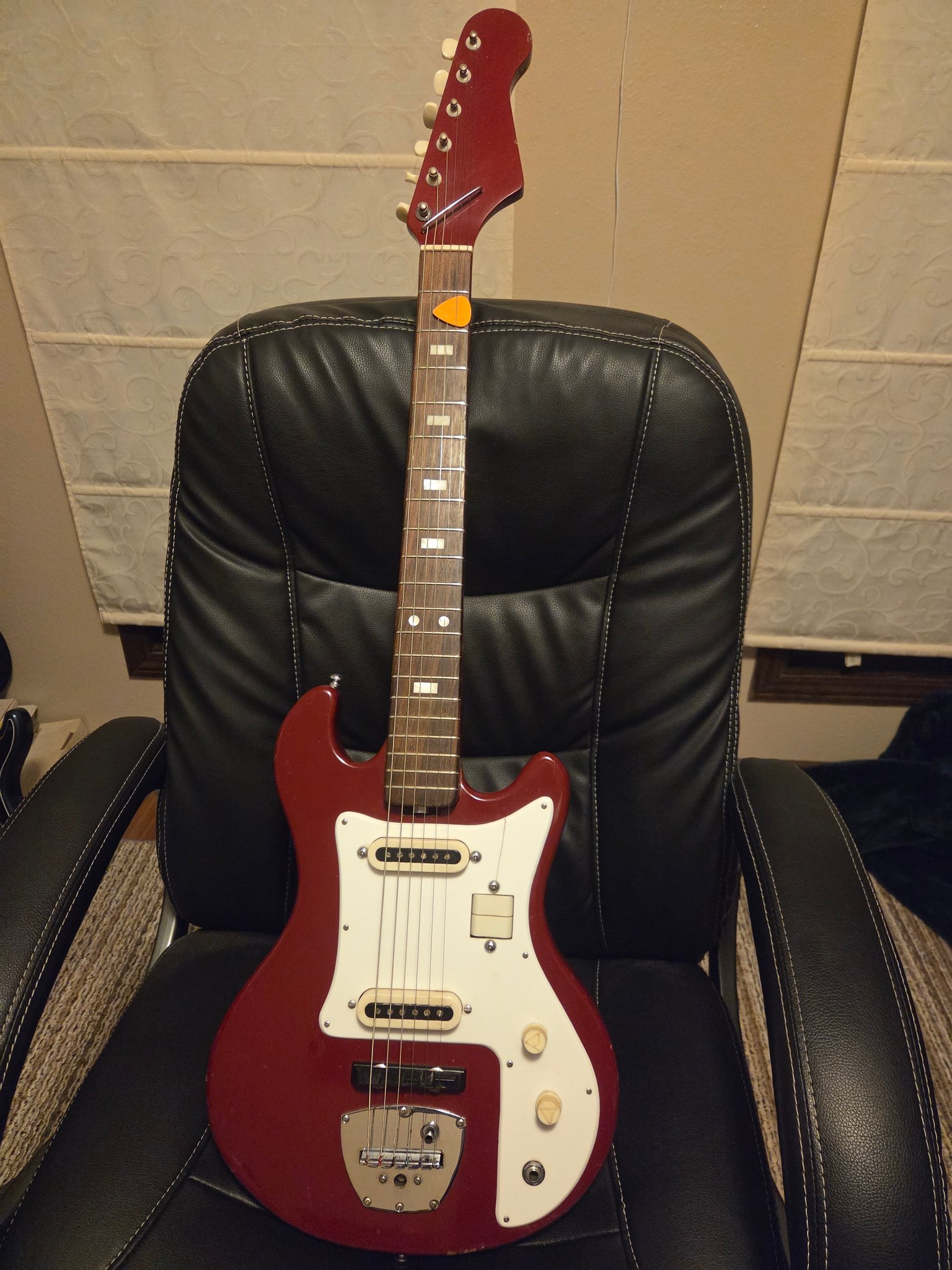 What is this vintage Japanese guitar similar to Guyatone LG-55W?