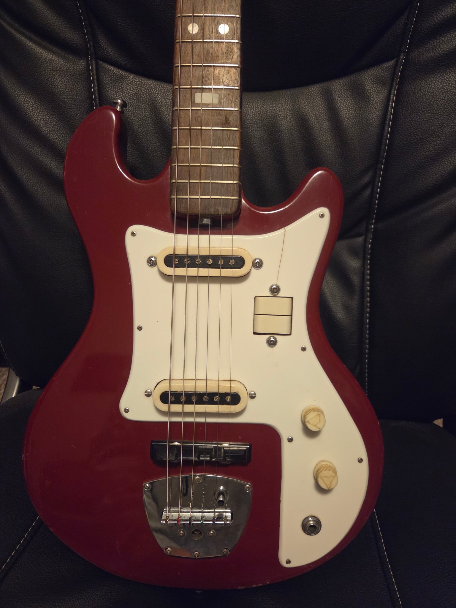 What is this vintage Japanese guitar similar to Guyatone LG-55W?