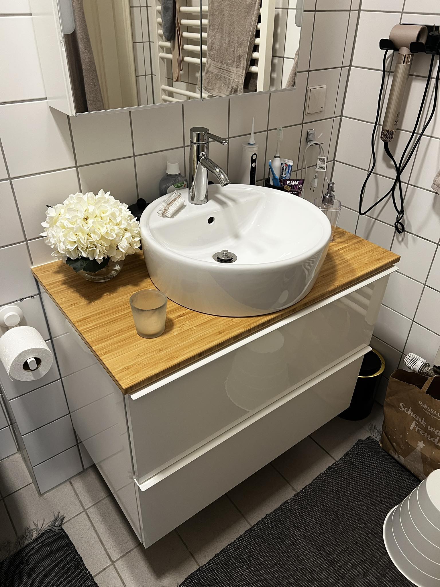 Hallo ihr Lieben, ich habe ein gepflegtes Badmöbel-Set von IKEA abzugeben, bestehend aus: • Waschtischunterschrank IKEA GODMORGON • Waschbecken IKEA TÖRNVIKEN • Waschtischplatte IKEA TOLKEN • Armatur IKEA DALSKÄR Alle Teile sind