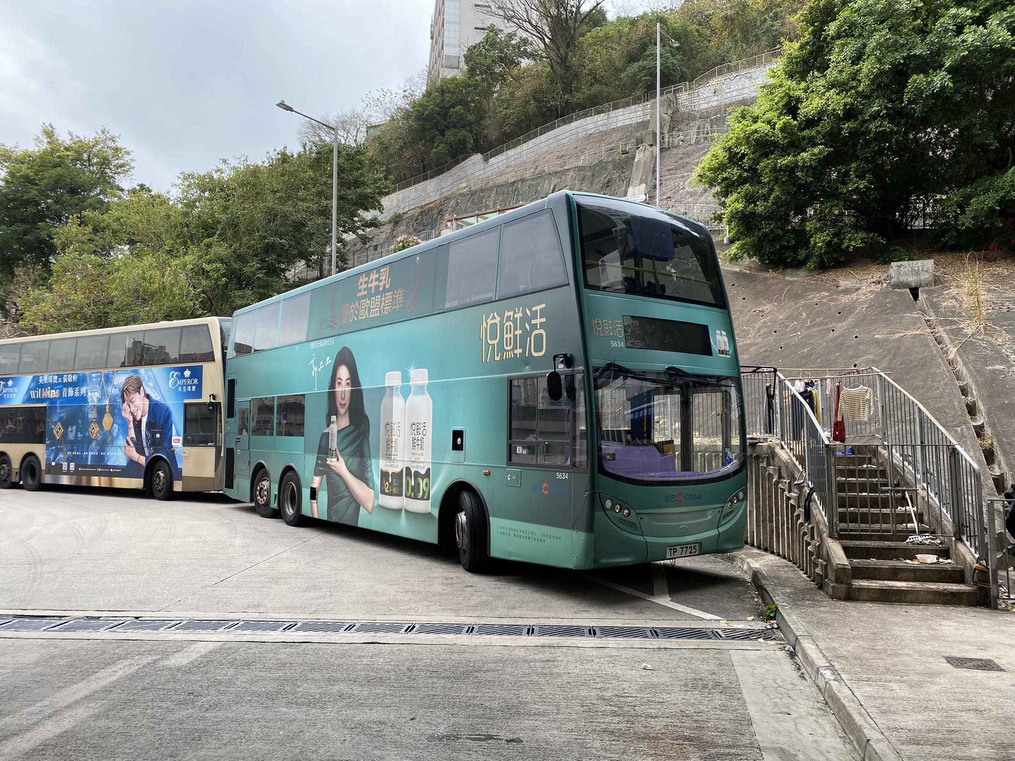 enviro500 mmc facelift bus travels to airport