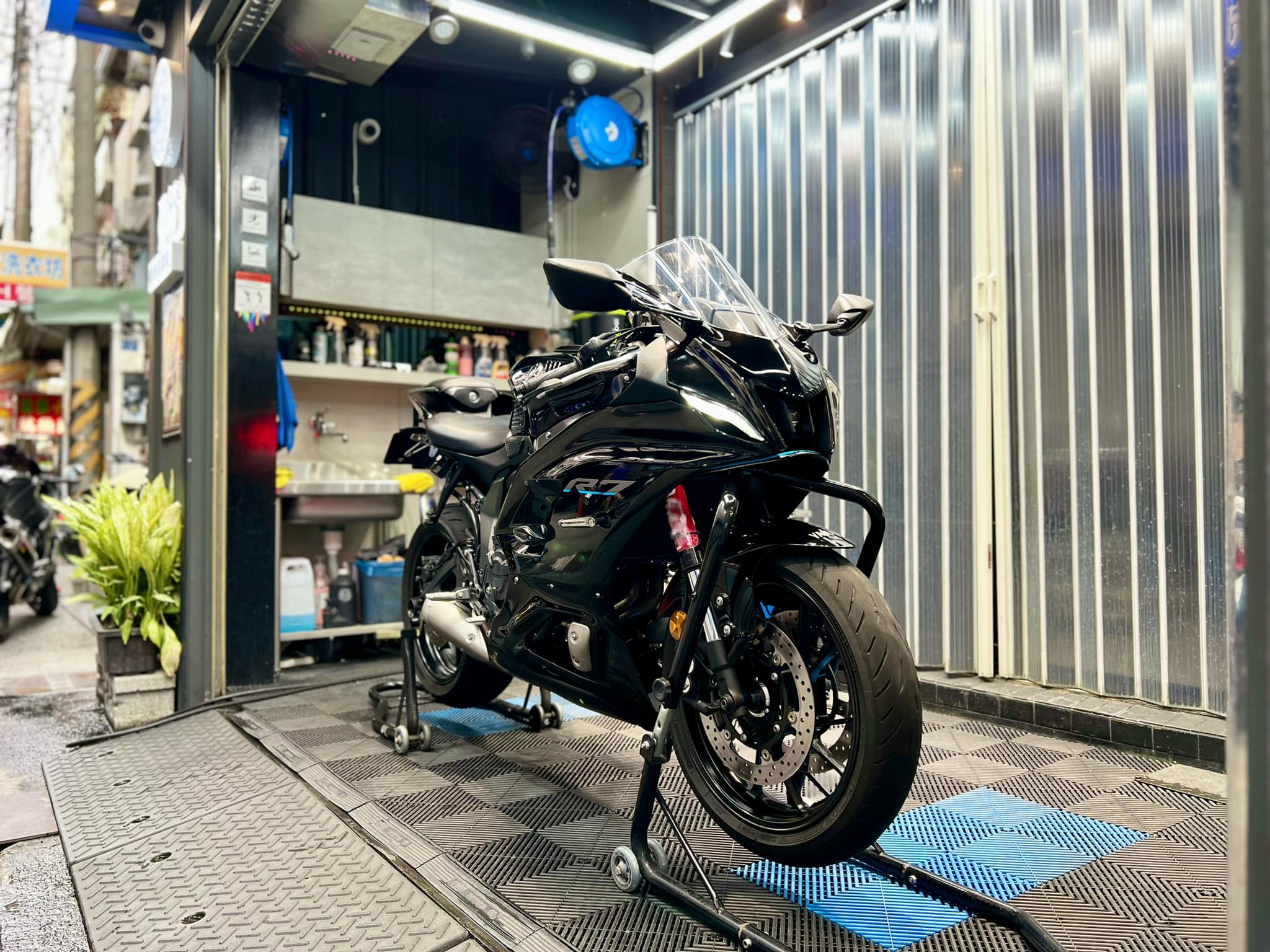 深流機車清潔坊 - 極致深層護理 & YAMAHA R7 清潔施工流程： 💯 洗前檢查車輛外觀 💯...