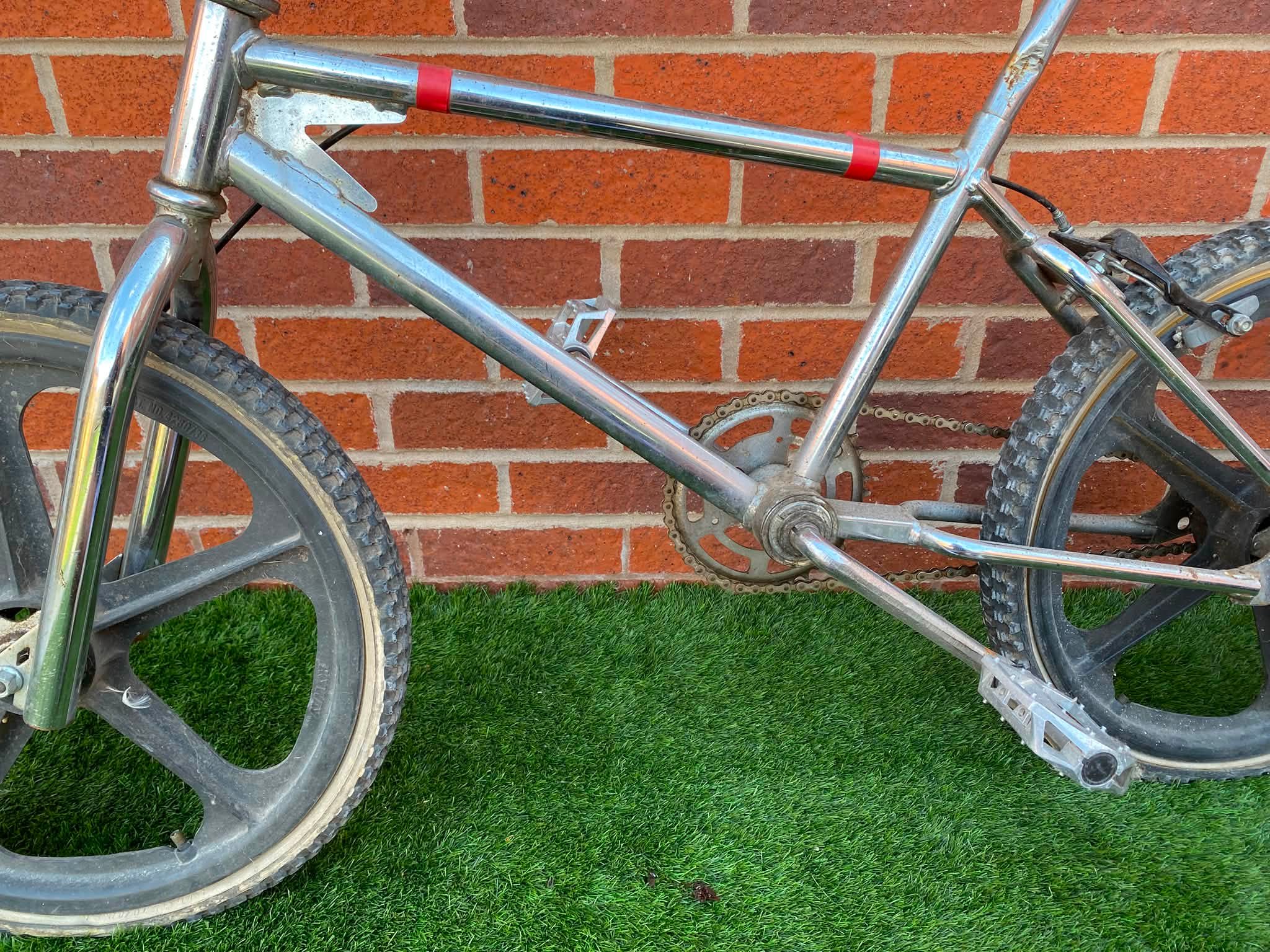 What is the frame make of this old BMX bike?