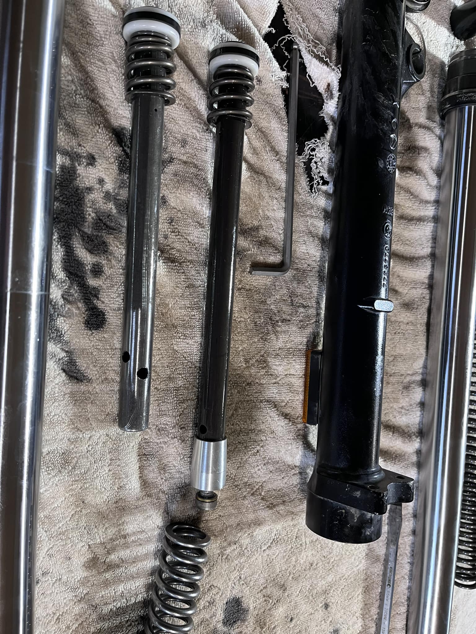 Comparison of BMW G 650GS and Sertao bike forks