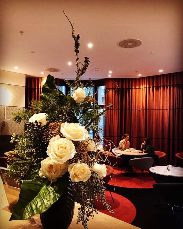 Fumikofleurs Fleursstabilite Fleurs Deco Artficielle Interior Interiordesign Interiordecor Lausanne Bongenie Bgcafe Bgcafe Paris Centredelausanne Suis ろーざんぬ プリザーブドフラワーアレンジメント ローザンヌ スイス しろばら