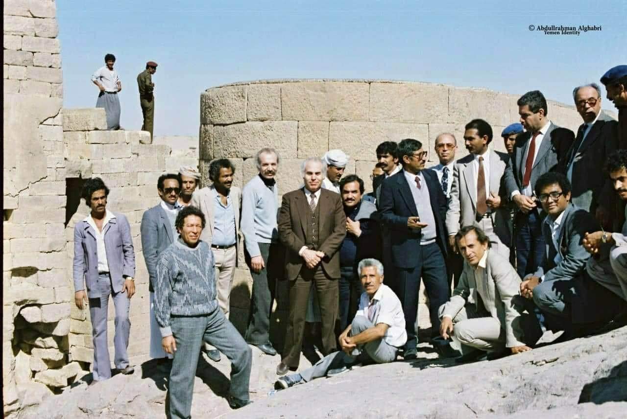 اليمن الجمهوري - صور للأديب والشاعر الراحل الدكتور... | Facebook