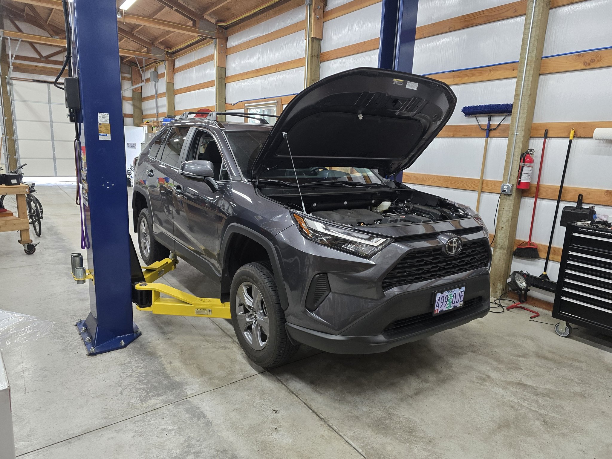 Can 2025 RAV4 XLE use 235/65r17 tires for snow and sand?