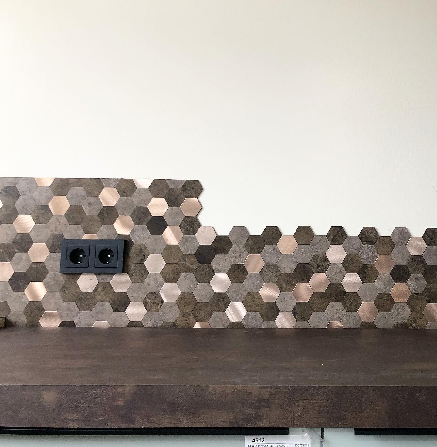 Giovetty Design - Donker hout en crèmekleurig velours, oker goudlamé ...