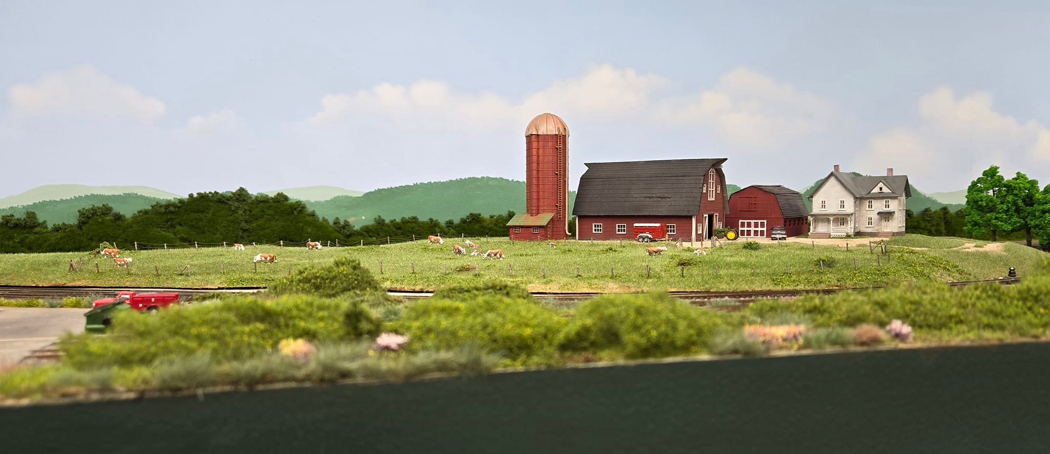 Country Farm Barn with Accessories 1:64 S Scale – Outland Models