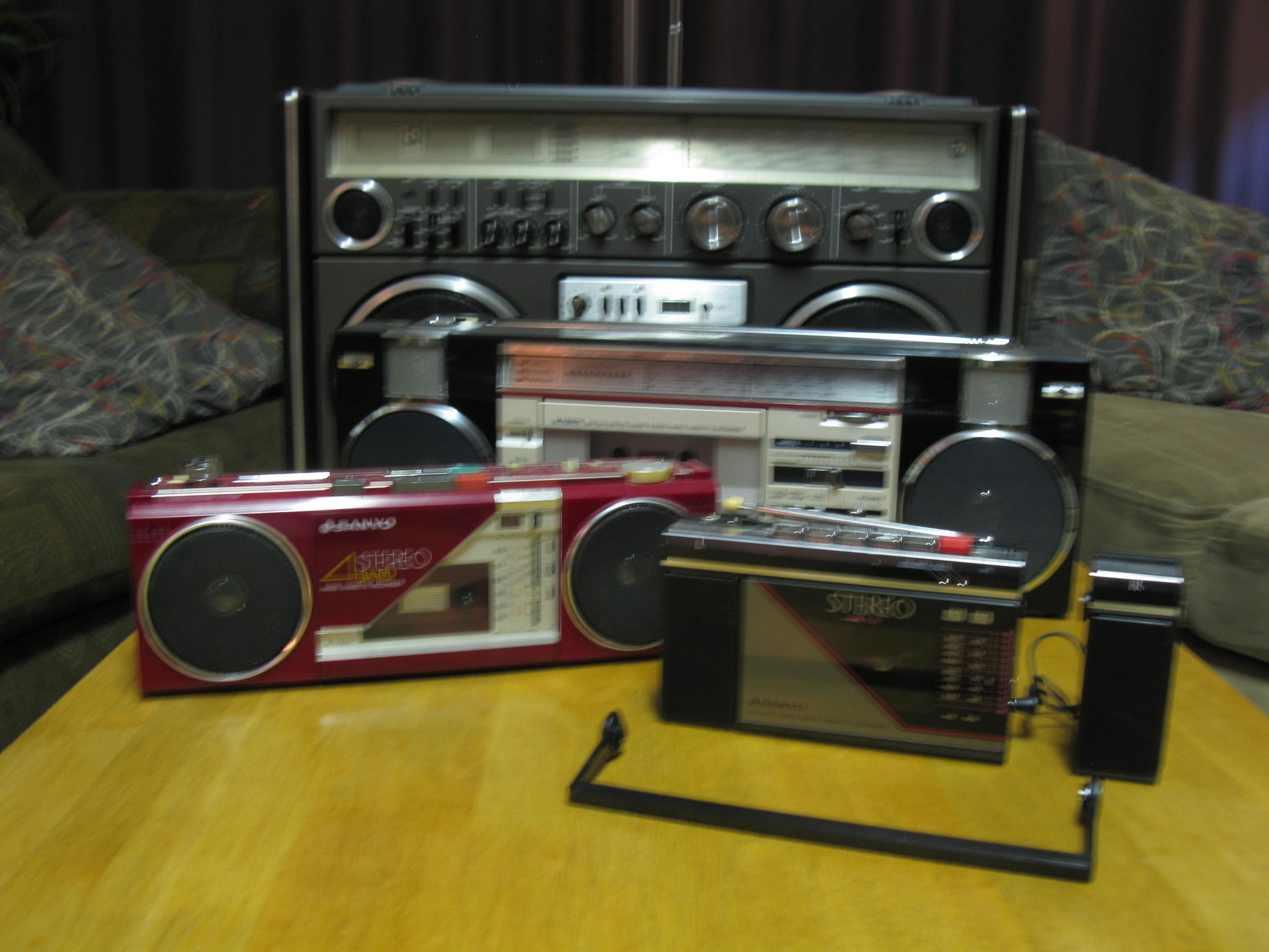 Sanyo M-S200F mini boomboxes, with removable speaker. What's not