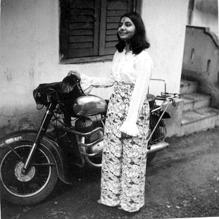 vintagan・an no.27 Riding a 1971 Jawa 2 stroke motorcycle in rural India
